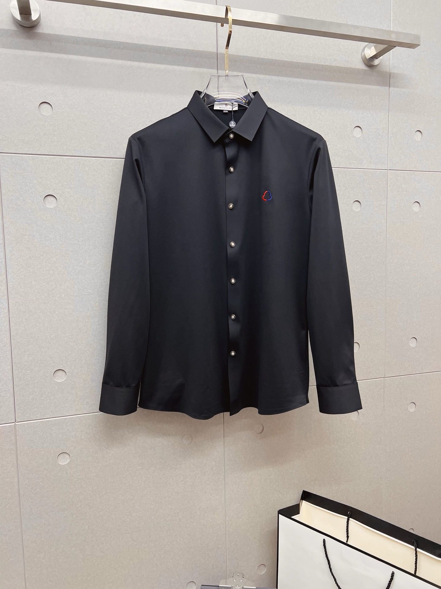 NO:600732,'Meng Mouth' original order. Hot item is coming. 2025ss official website new long-sleeved shirt, exquisite embroidered logo high-end version, counter-customized fabric, high breathability and comfort, precision production, perfect detail processing, brand element design concept, reflecting high quality. It feels delicate and soft!  It presents a casual cut and the upper body shape is awesome!  Size M-3XL,,Moncler,shirts,alexander wang19860909《 蒙口 》 原单货. 爆款来袭 2025ss官网新款长袖 衬衫 衬衣,精美刺绣Logo 高端版本,专柜定制面料 透气舒适度高,精工制作,细节处理完美无可挑剔,品牌元素设计理念,体现高品质.手感细腻柔软！呈现休闲裁剪,上身版型超赞！码数M-3XL,,Moncler,shirts,alexander wang,Men's clothing