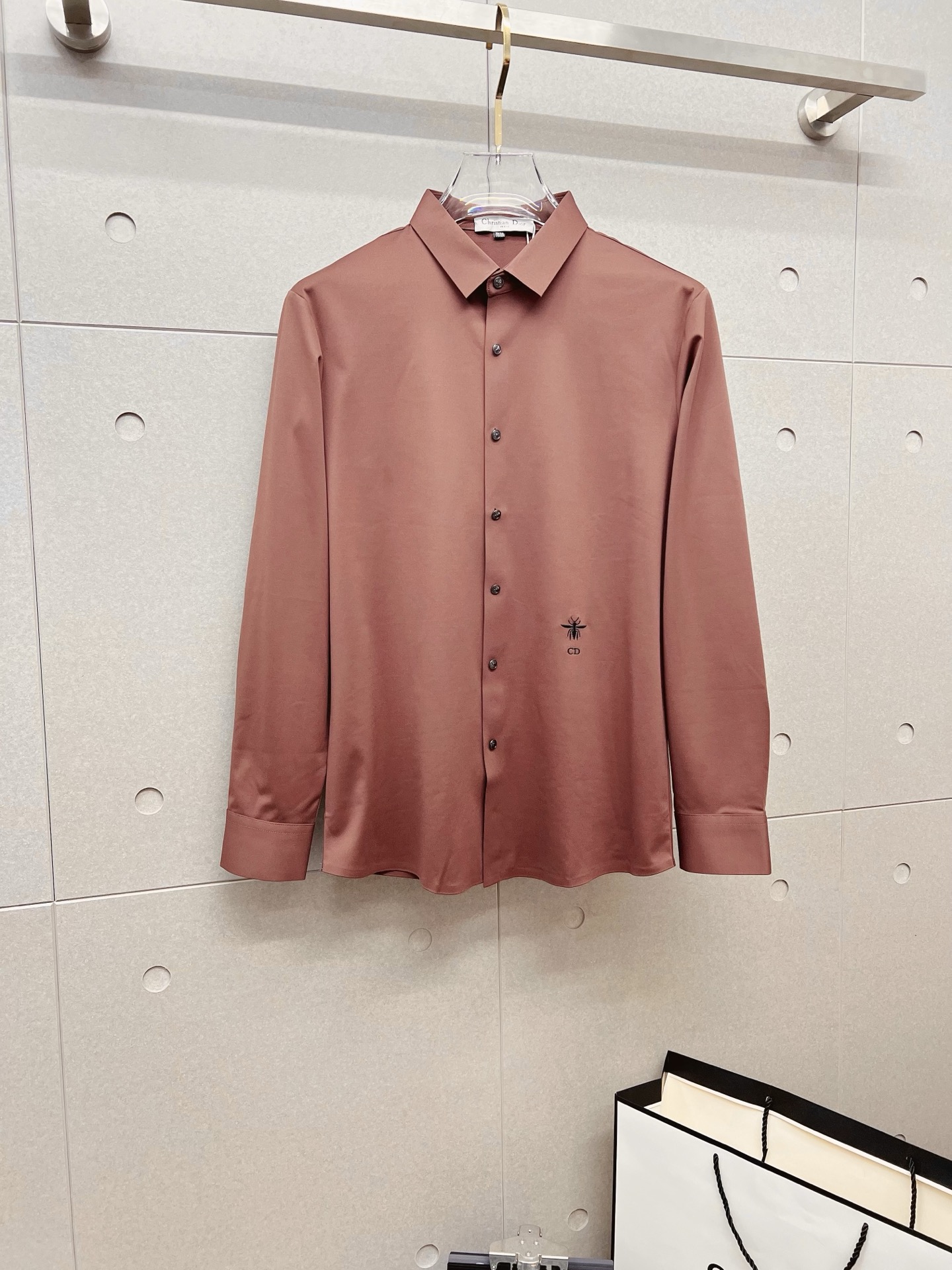 NO:600729,'Dior Dior' original order. Hot style is coming. 2025ss official website new long-sleeved shirt, exquisite embroidered logo high-end version, counter customized fabric. High breathability and comfort, precision production, perfect detail processing, brand element design concept, reflecting high quality. Delicate and soft touch!  It presents a casual cut and the upper body shape is awesome!  Size M-3XL,,dior,dior,shirts,alexander wang19860909《 Dior 迪奥 》 原单货. 爆款来袭 2025ss官网新款长袖 衬衫 衬衣,精美刺绣Logo 高端版本,专柜定制面料 透气舒适度高,精工制作,细节处理完美无可挑剔,品牌元素设计理念,体现高品质.手感细腻柔软！呈现休闲裁剪,上身版型超赞！码数M-3XL,,dior,dior,shirts,alexander wang,Men's clothing