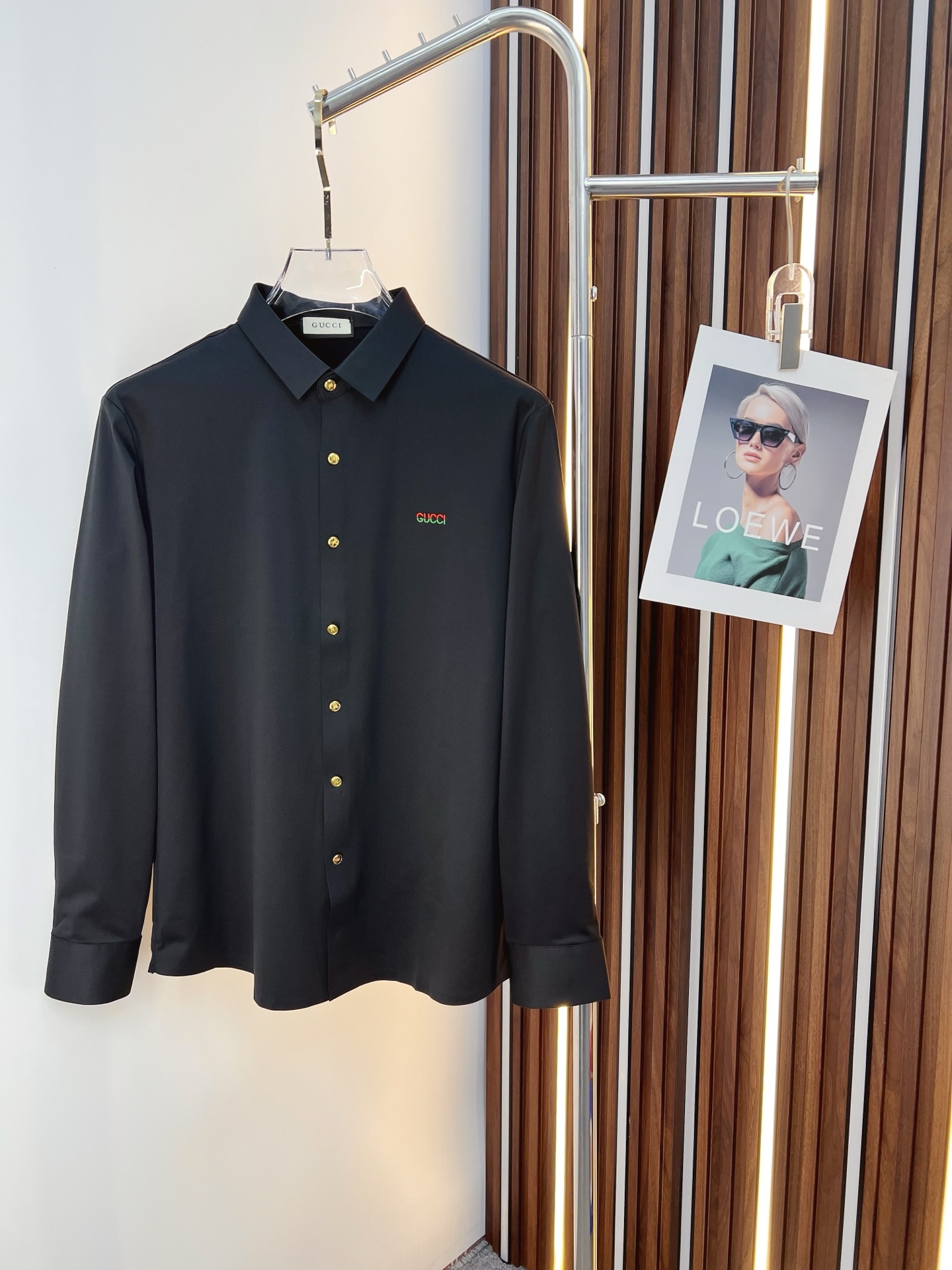 NO:843731,'GUCCI Gucci' original order. Hot item coming. 2026ss official website new long-sleeved shirt, exquisite embroidered logo high-end version, counter custom fabric. High breathability and comfort, precision production, perfect detail processing, brand element design concept, reflecting high quality. Delicate and soft touch!  It presents a casual cut and the upper body shape is awesome!  Size M-3XL,,gucci,shirts,19860909《GUCCI 古奇》 原单货. 爆款来袭 2026ss官网新款长袖 衬衫 衬衣,精美刺绣Logo 高端版本,专柜定制面料 透气舒适度高,精工制作,细节处理完美无可挑剔,品牌元素设计理念,体现高品质.手感细腻柔软！呈现休闲裁剪,上身版型超赞！码数M-3XL,,gucci,shirts,,Men's clothing