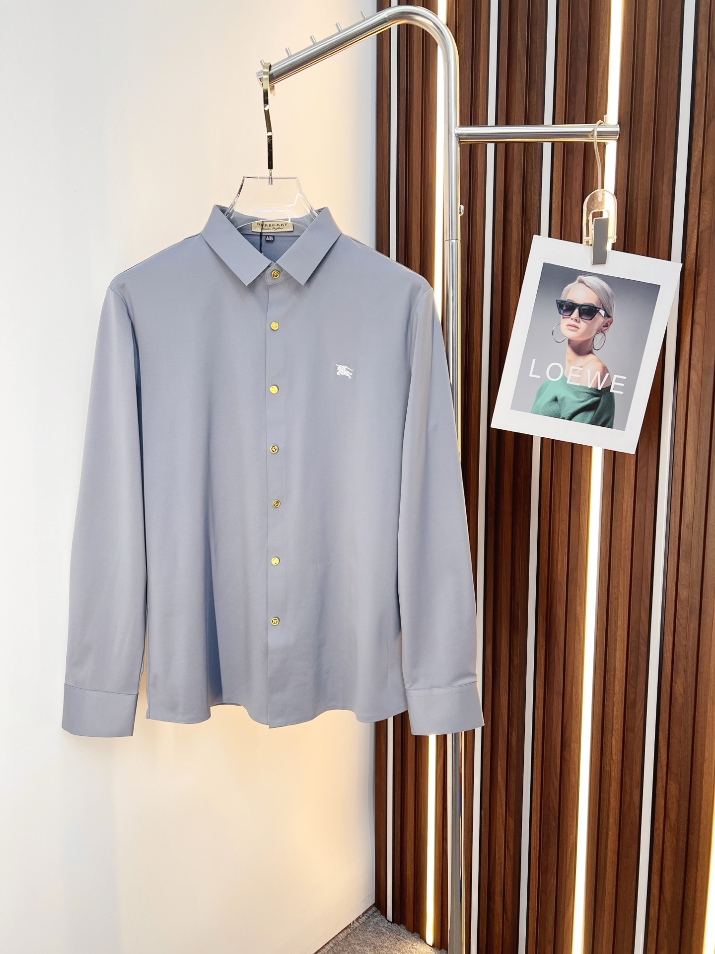 NO:843737,'Burberry' original order. Hot sale coming. 2026ss official website new long-sleeved shirt, exquisite embroidered logo high-end version, counter custom fabric. High breathability and comfort, precision production, perfect detail processing, brand element design concept, reflecting high quality. Delicate and soft touch!  It presents a casual cut and the upper body shape is awesome!  Size M-3XL,,burberry,burberry,shirts,19860909《Burberry 巴宝莉》 原单货. 爆款来袭 2026ss官网新款长袖 衬衫 衬衣,精美刺绣Logo 高端版本,专柜定制面料 透气舒适度高,精工制作,细节处理完美无可挑剔,品牌元素设计理念,体现高品质.手感细腻柔软！呈现休闲裁剪,上身版型超赞！码数M-3XL,,burberry,burberry,shirts,,Men's clothing
