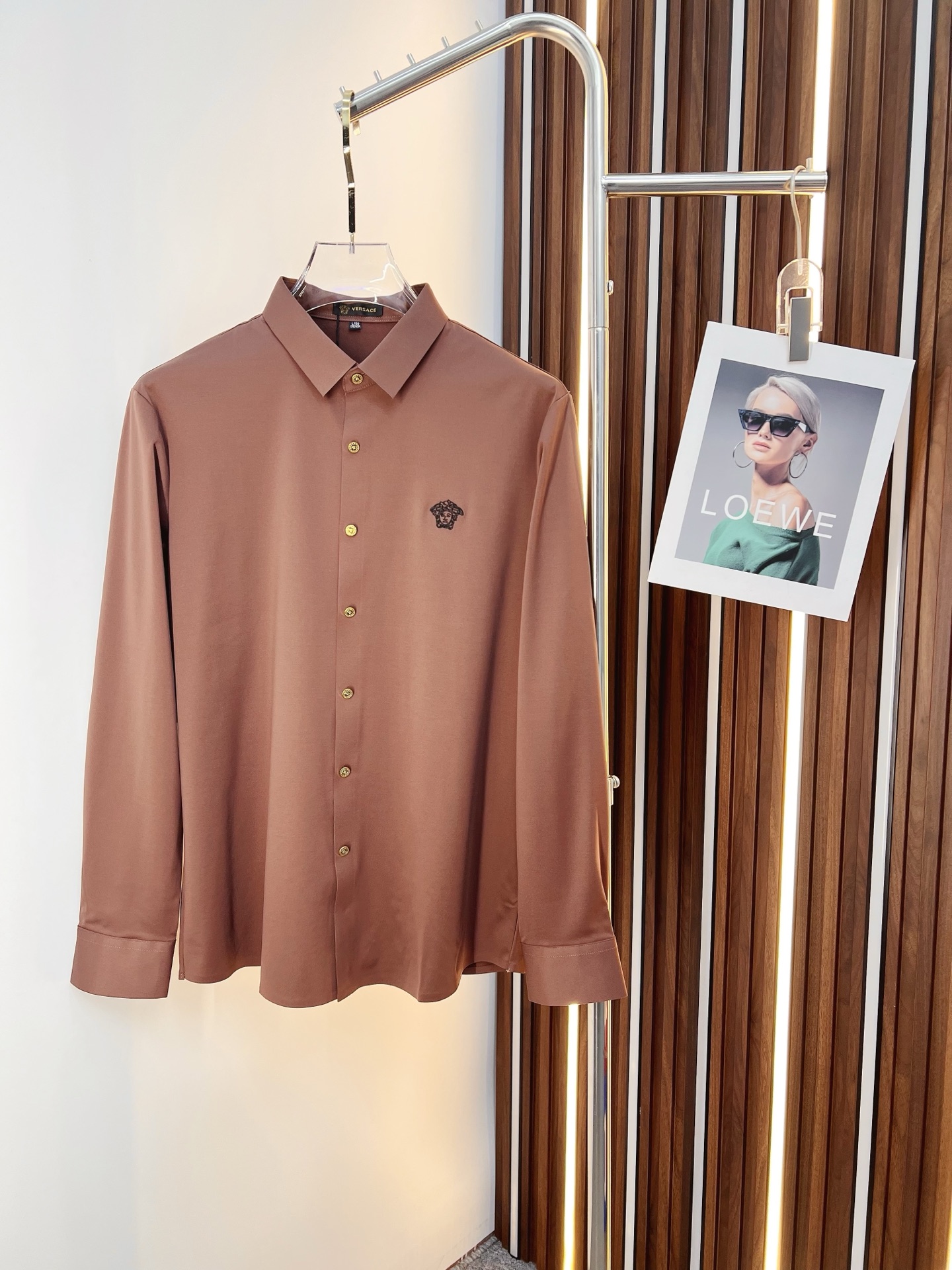 NO:843748,'Versace' original order. Hot sale coming. 2026ss official website new long-sleeved shirt, exquisite embroidered logo high-end version, counter custom fabric. High breathability and comfort, precision production, perfect detail processing, brand element design concept, reflecting high quality. Delicate and soft touch!  It presents a casual cut and the upper body shape is awesome!  Size M-3XL,,versace,shirts,19860909《范思哲》 原单货. 爆款来袭 2026ss官网新款长袖 衬衫 衬衣,精美刺绣Logo 高端版本,专柜定制面料 透气舒适度高,精工制作,细节处理完美无可挑剔,品牌元素设计理念,体现高品质.手感细腻柔软！呈现休闲裁剪,上身版型超赞！码数M-3XL,,versace,shirts,,Men's clothing