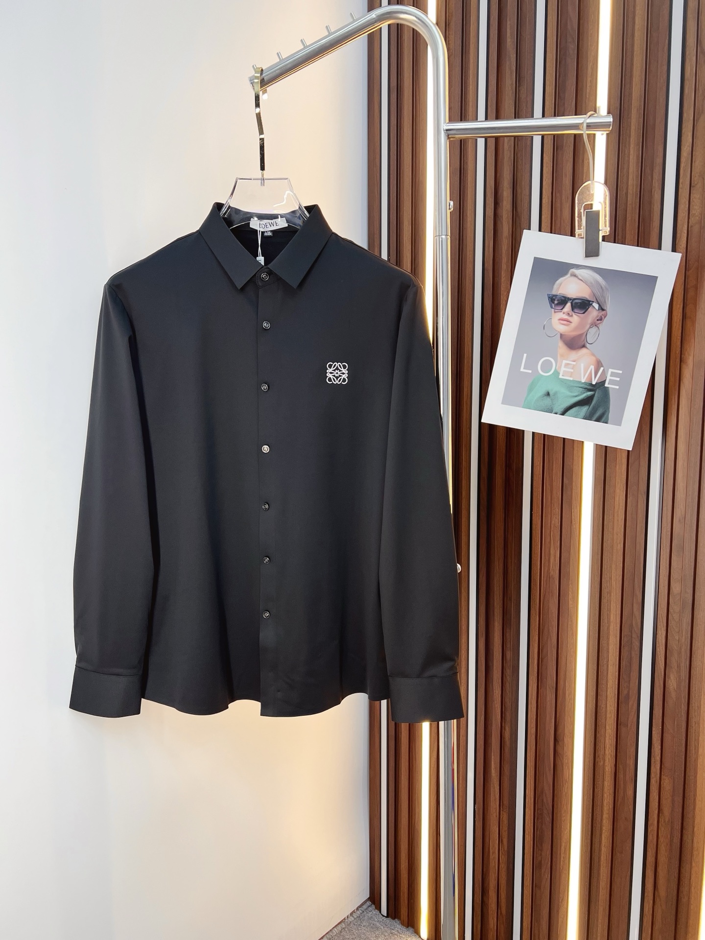NO:843743,'Loewe' original order. Hot item coming. 2026ss official website new long-sleeved shirt, exquisite embroidered logo high-end version, counter customized fabric, high breathability and comfort, precision production, perfect detail processing, brand element design concept, reflecting high quality. Delicate and soft touch!  It presents a casual cut and the upper body shape is awesome!  Size M-3XL,,loewe,shirts,19860909《罗意威》 原单货. 爆款来袭 2026ss官网新款长袖 衬衫 衬衣,精美刺绣Logo 高端版本,专柜定制面料 透气舒适度高,精工制作,细节处理完美无可挑剔,品牌元素设计理念,体现高品质.手感细腻柔软！呈现休闲裁剪,上身版型超赞！码数M-3XL,,loewe,shirts,,Men's clothing