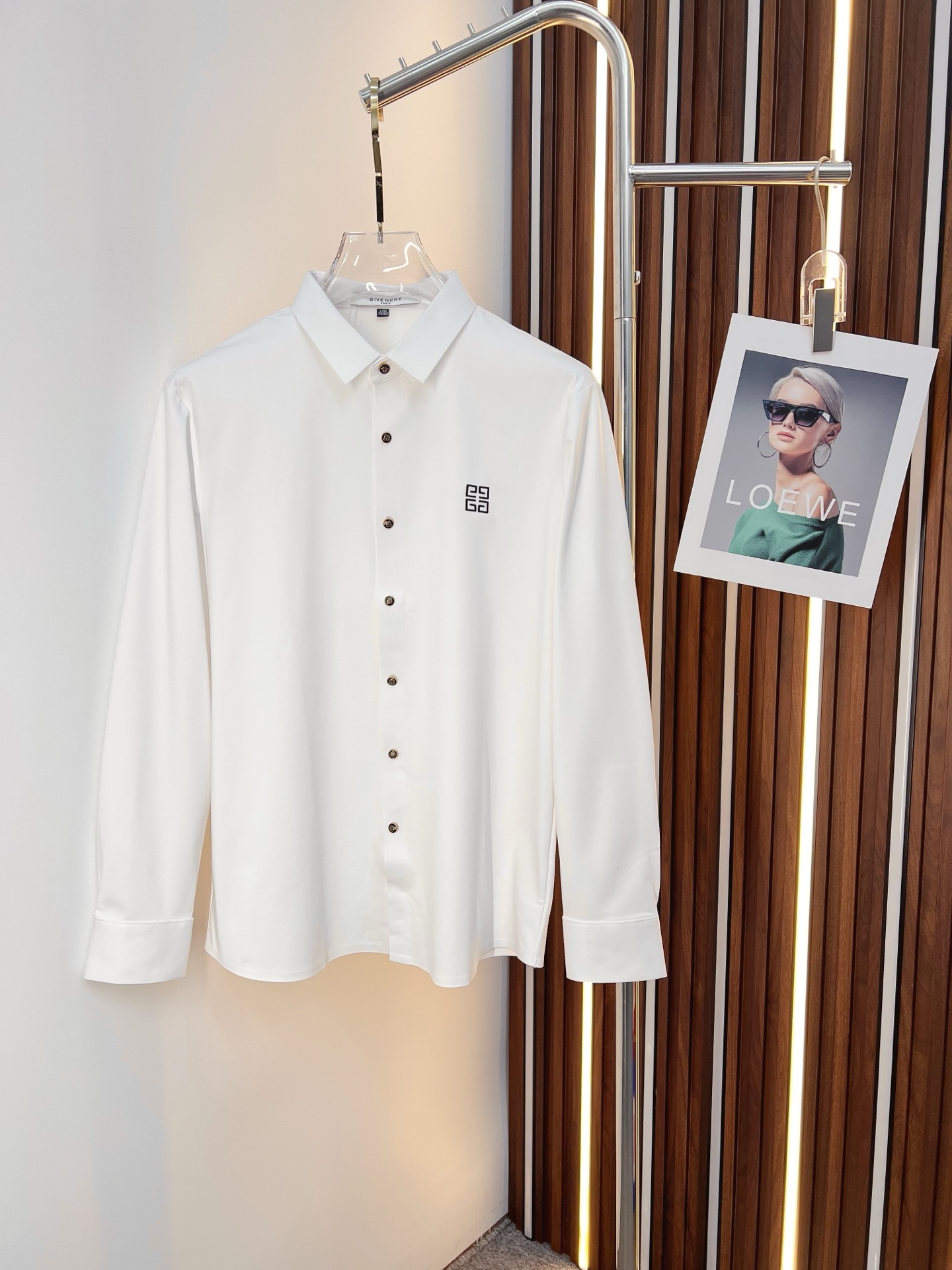 NO:843777,'Givenchy' original order. Hot sale coming. 2026ss official website new long-sleeved shirt, exquisite embroidered logo high-end version, counter custom fabric. High breathability and comfort, precision production, perfect detail processing, brand element design concept, reflecting high quality. Delicate and soft touch!  It presents a casual cut and the upper body shape is awesome!  Size M-3XL,,givenchy,shirts,19860909《纪梵希》 原单货. 爆款来袭 2026ss官网新款长袖 衬衫 衬衣,精美刺绣Logo 高端版本,专柜定制面料 透气舒适度高,精工制作,细节处理完美无可挑剔,品牌元素设计理念,体现高品质.手感细腻柔软！呈现休闲裁剪,上身版型超赞！码数M-3XL,,givenchy,shirts,,Men's clothing