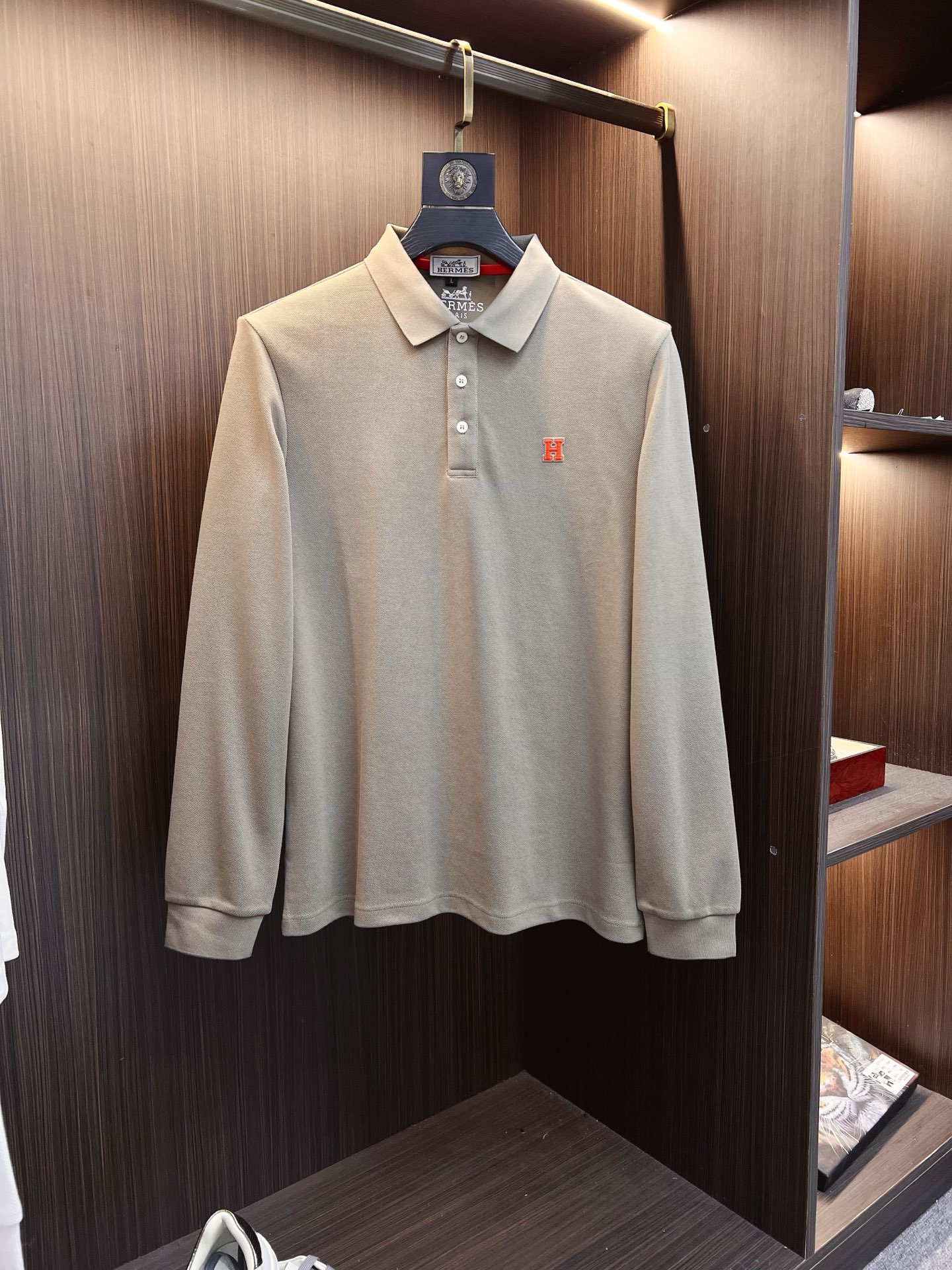 NO:550938,Hermes 2025 Autumn and Winter New Design-Sensory Lapel Long Sleeve T-shirt, Synchronized on the official website!  This T-shirt is designed in minimalist and exquisite details. Oversize trim is arousing the details of Tyrol dress, summoning modern and innovative, creating conceptual patterns that are different from the past, and injecting rich connotations into traditional cotton T-shirts. The LOGO on the front graphic webbing car is unique and more noble in the brand, highlighting the style of a big brand, setting off the minimalist design style, and revealing the elegant style at a glance!  As a brand that pursues the sense of design and cutting craftsmanship, the materials used will never disappoint!  This shirt is made of Solona cotton blended 400 grams fabric, noble and exquisite, and the fabric is full, soft and skin-friendly. In short, such a classic model is a must-have in autumn and winter!  M-4XL, hermes, versace,tees,t-shirt,alexander wang19860909爱马仕 2025秋冬 新款设计感翻领长袖T恤 官网同步！这款T恤极简主义设计和精美细节于一身.Oversize饰边引人联想蒂罗尔着装细节,召唤摩登新意,造就不同以往的概念化图案,为传统棉质T恤注入丰盈内涵.前幅图形织带车出的LOGO,别具一番特色,更显品牌尊贵 彰显大牌风范,衬托出了极简主义的设计风格,把优雅风展露的一览无余！ 作为一个追求设计感和裁剪工艺的品牌,用料永远不会让人失望！本款衫身采用索洛纳棉混纺400 克面料,高贵精致,布面棉质饱满柔软亲肤 总之这么经典的款,秋冬必备！M-4XL,,hermes,versace,tees，t-shirt,alexander wang,Men's clothing