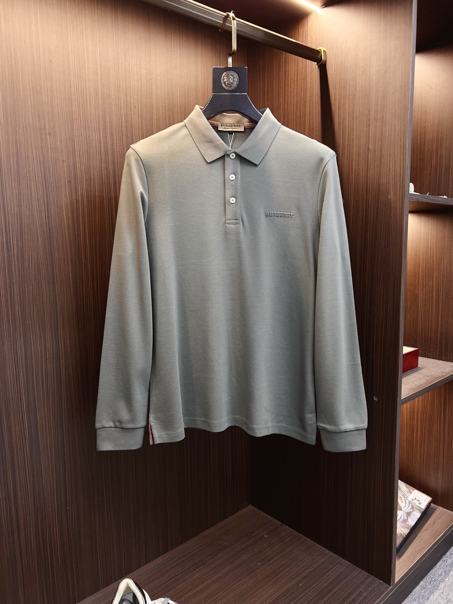 NO:550935,Burberry 2025 Autumn and Winter New Design-Sensory Lapel Long Sleeve T-shirt Official Website Synchronization!  This T-shirt is designed in minimalist and exquisite details. Oversize trim is arousing the details of Tyrol dress, summoning modern and innovative, creating conceptual patterns that are different from the past, and injecting rich connotations into traditional cotton T-shirts. The LOGO on the front graphic webbing car is unique and more noble in the brand, highlighting the style of a big brand, setting off the minimalist design style, and revealing the elegant style at a glance!  As a brand that pursues the sense of design and cutting craftsmanship, the materials used will never disappoint!  This shirt is made of Solona cotton blended 400 grams fabric, noble and exquisite, and the fabric is full, soft and skin-friendly. In short, such a classic model is a must-have in autumn and winter!  M-4XL, burberry, burberry, versace, tees, t-shirt, alexander wang19860909Burberry 巴宝莉 2025秋冬 新款设计感翻领长袖T恤 官网同步！这款T恤极简主义设计和精美细节于一身.Oversize饰边引人联想蒂罗尔着装细节,召唤摩登新意,造就不同以往的概念化图案,为传统棉质T恤注入丰盈内涵.前幅图形织带车出的LOGO,别具一番特色,更显品牌尊贵 彰显大牌风范,衬托出了极简主义的设计风格,把优雅风展露的一览无余！ 作为一个追求设计感和裁剪工艺的品牌,用料永远不会让人失望！本款衫身采用索洛纳棉混纺400 克面料,高贵精致,布面棉质饱满柔软亲肤 总之这么经典的款,秋冬必备！M-4XL,,burberry,burberry,versace,tees，t-shirt,alexander wang,Men's clothing