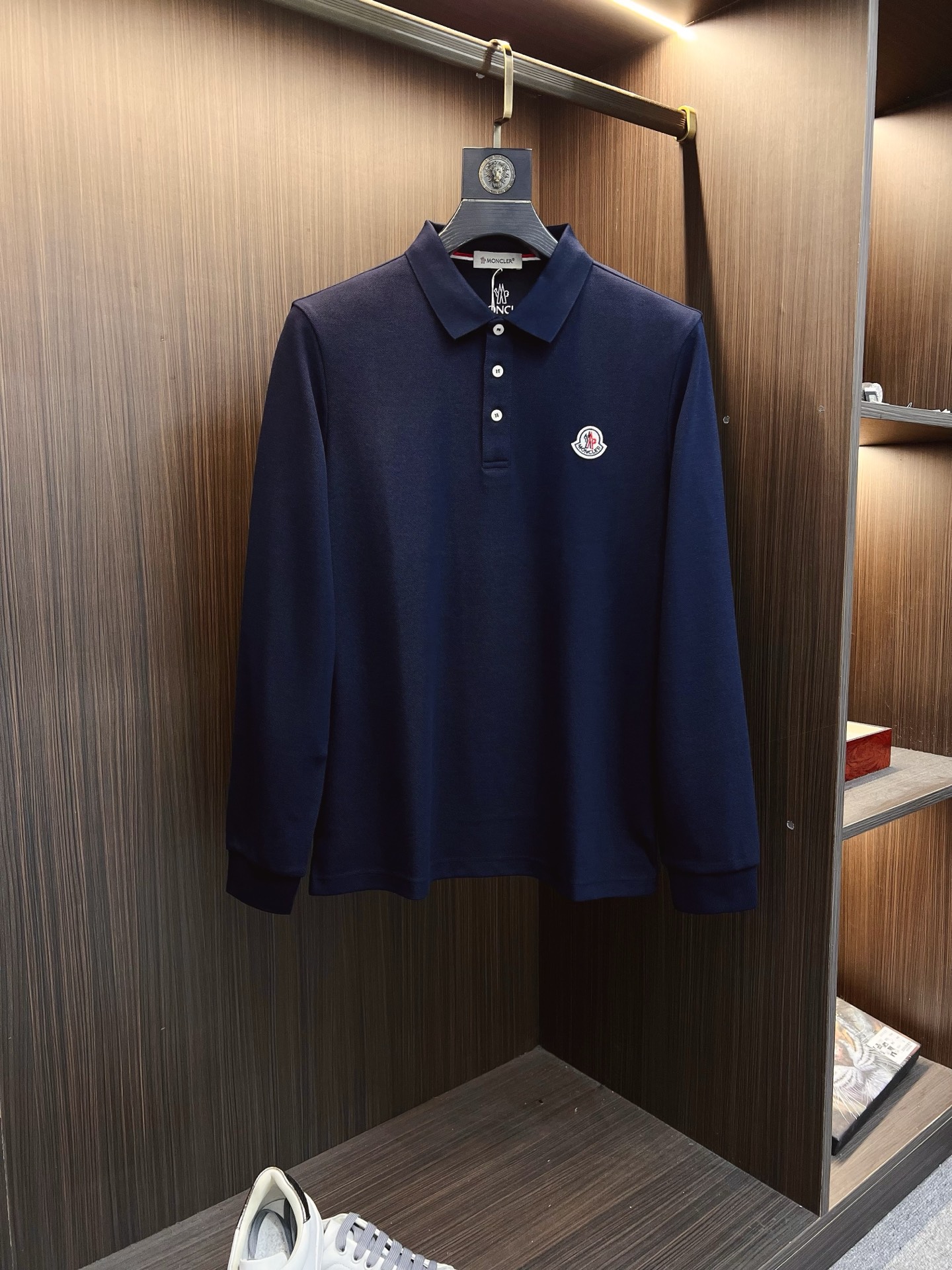 NO:550941,The 2025 autumn and winter new design-sensory lapel long-sleeved T-shirt is synchronized on the official website!  This T-shirt is designed in minimalist and exquisite details. Oversize trim is arousing the details of Tyrol dress, summoning modern and innovative, creating conceptual patterns that are different from the past, and injecting rich connotations into traditional cotton T-shirts. The LOGO on the front graphic webbing car is unique and more noble in the brand, highlighting the style of a big brand, setting off the minimalist design style, and revealing the elegant style at a glance!  As a brand that pursues the sense of design and cutting craftsmanship, the materials used will never disappoint!  This shirt is made of Solona cotton blended 400 grams fabric, noble and exquisite, and the fabric is full, soft and skin-friendly. In short, such a classic model is a must-have in autumn and winter!  M-4XL, versace, Moncler, tees, t-shirt, alexander wang19860909蒙口 2025秋冬 新款设计感翻领长袖T恤 官网同步！这款T恤极简主义设计和精美细节于一身.Oversize饰边引人联想蒂罗尔着装细节,召唤摩登新意,造就不同以往的概念化图案,为传统棉质T恤注入丰盈内涵.前幅图形织带车出的LOGO,别具一番特色,更显品牌尊贵 彰显大牌风范,衬托出了极简主义的设计风格,把优雅风展露的一览无余！ 作为一个追求设计感和裁剪工艺的品牌,用料永远不会让人失望！本款衫身采用索洛纳棉混纺400 克面料,高贵精致,布面棉质饱满柔软亲肤 总之这么经典的款,秋冬必备！M-4XL,,versace,Moncler,tees，t-shirt,alexander wang,Men's clothing