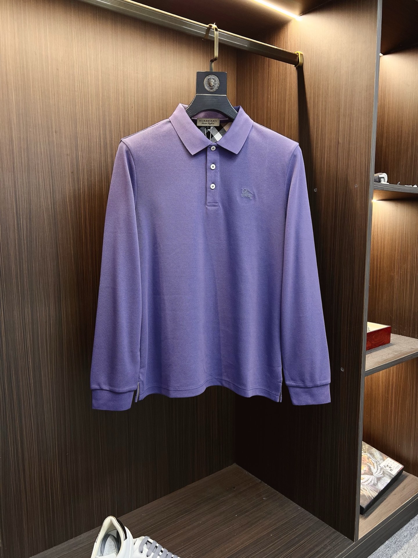 NO:550944,Burberry 2025 Autumn and Winter New Design-Sensory Lapel Long Sleeve T-shirt Official Website Synchronization!  This T-shirt is designed in minimalist and exquisite details. Oversize trim is arousing the details of Tyrol dress, summoning modern and innovative, creating conceptual patterns that are different from the past, and injecting rich connotations into traditional cotton T-shirts. The LOGO on the front graphic webbing car is unique and more noble in the brand, highlighting the style of a big brand, setting off the minimalist design style, and revealing the elegant style at a glance!  As a brand that pursues the sense of design and cutting craftsmanship, the materials used will never disappoint!  This shirt is made of Solona cotton blended 400 grams fabric, noble and exquisite, and the fabric is full, soft and skin-friendly. In short, such a classic model is a must-have in autumn and winter!  M-4XL, burberry, burberry, versace, tees, t-shirt, alexander wang19860909Burberry 巴宝莉 2025秋冬 新款设计感翻领长袖T恤 官网同步！这款T恤极简主义设计和精美细节于一身.Oversize饰边引人联想蒂罗尔着装细节,召唤摩登新意,造就不同以往的概念化图案,为传统棉质T恤注入丰盈内涵.前幅图形织带车出的LOGO,别具一番特色,更显品牌尊贵 彰显大牌风范,衬托出了极简主义的设计风格,把优雅风展露的一览无余！ 作为一个追求设计感和裁剪工艺的品牌,用料永远不会让人失望！本款衫身采用索洛纳棉混纺400 克面料,高贵精致,布面棉质饱满柔软亲肤 总之这么经典的款,秋冬必备！M-4XL,,burberry,burberry,versace,tees，t-shirt,alexander wang,Men's clothing