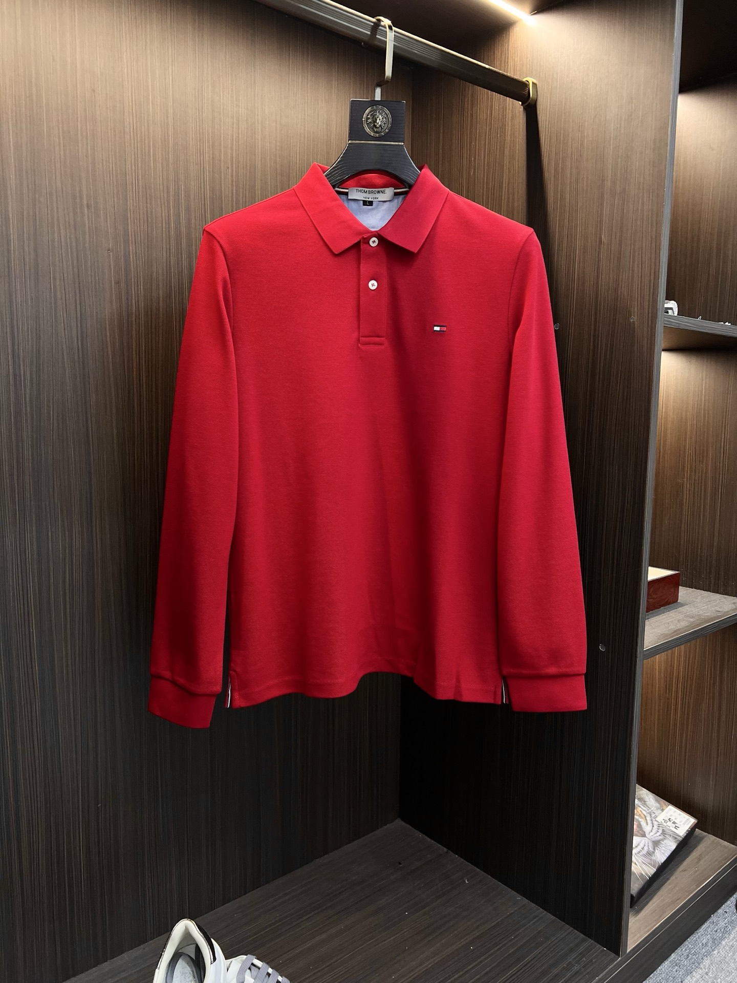 NO:550947,TB 2025 Autumn and Winter New Design-Sensory Lapel Long Sleeve T-shirt, Synchronized on the official website!  This T-shirt is designed in minimalist and exquisite details. Oversize trim is arousing the details of Tyrol dress, summoning modern and innovative, creating conceptual patterns that are different from the past, and injecting rich connotations into traditional cotton T-shirts. The LOGO on the front graphic webbing car is unique and more noble in the brand, highlighting the style of a big brand, setting off the minimalist design style, and revealing the elegant style at a glance!  As a brand that pursues the sense of design and cutting craftsmanship, the materials used will never disappoint!  This shirt is made of Solona cotton blended 400 grams fabric, noble and exquisite, and the fabric is full, soft and skin-friendly. In short, such a classic model is a must-have in autumn and winter!  M-4XL, versace,tees,t-shirt,alexander wang19860909TB 2025秋冬 新款设计感翻领长袖T恤 官网同步！这款T恤极简主义设计和精美细节于一身.Oversize饰边引人联想蒂罗尔着装细节,召唤摩登新意,造就不同以往的概念化图案,为传统棉质T恤注入丰盈内涵.前幅图形织带车出的LOGO,别具一番特色,更显品牌尊贵 彰显大牌风范,衬托出了极简主义的设计风格,把优雅风展露的一览无余！ 作为一个追求设计感和裁剪工艺的品牌,用料永远不会让人失望！本款衫身采用索洛纳棉混纺400 克面料,高贵精致,布面棉质饱满柔软亲肤 总之这么经典的款,秋冬必备！M-4XL,,versace,tees，t-shirt,alexander wang,Men's clothing