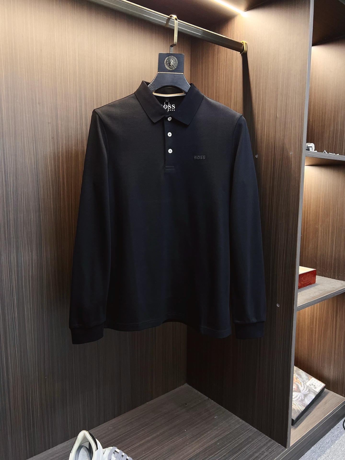 NO:550953,BOSS 2025 Autumn and Winter New Design-Sensory Lapel Long Sleeve T-shirt, Synchronized on the official website!  This T-shirt is designed in minimalist and exquisite details. Oversize trim is arousing the details of Tyrol dress, summoning modern and innovative, creating conceptual patterns that are different from the past, and injecting rich connotations into traditional cotton T-shirts. The LOGO on the front graphic webbing car is unique and more noble in the brand, highlighting the style of a big brand, setting off the minimalist design style, and revealing the elegant style at a glance!  As a brand that pursues the sense of design and cutting craftsmanship, the materials used will never disappoint!  This shirt is made of Solona cotton blended 400 grams fabric, noble and exquisite, and the fabric is full, soft and skin-friendly. In short, such a classic model is a must-have in autumn and winter!  M-4XL, versace,tees,t-shirt,alexander wang19860909BOSS 2025秋冬 新款设计感翻领长袖T恤 官网同步！这款T恤极简主义设计和精美细节于一身.Oversize饰边引人联想蒂罗尔着装细节,召唤摩登新意,造就不同以往的概念化图案,为传统棉质T恤注入丰盈内涵.前幅图形织带车出的LOGO,别具一番特色,更显品牌尊贵 彰显大牌风范,衬托出了极简主义的设计风格,把优雅风展露的一览无余！ 作为一个追求设计感和裁剪工艺的品牌,用料永远不会让人失望！本款衫身采用索洛纳棉混纺400 克面料,高贵精致,布面棉质饱满柔软亲肤 总之这么经典的款,秋冬必备！M-4XL,,versace,tees，t-shirt,alexander wang,Men's clothing