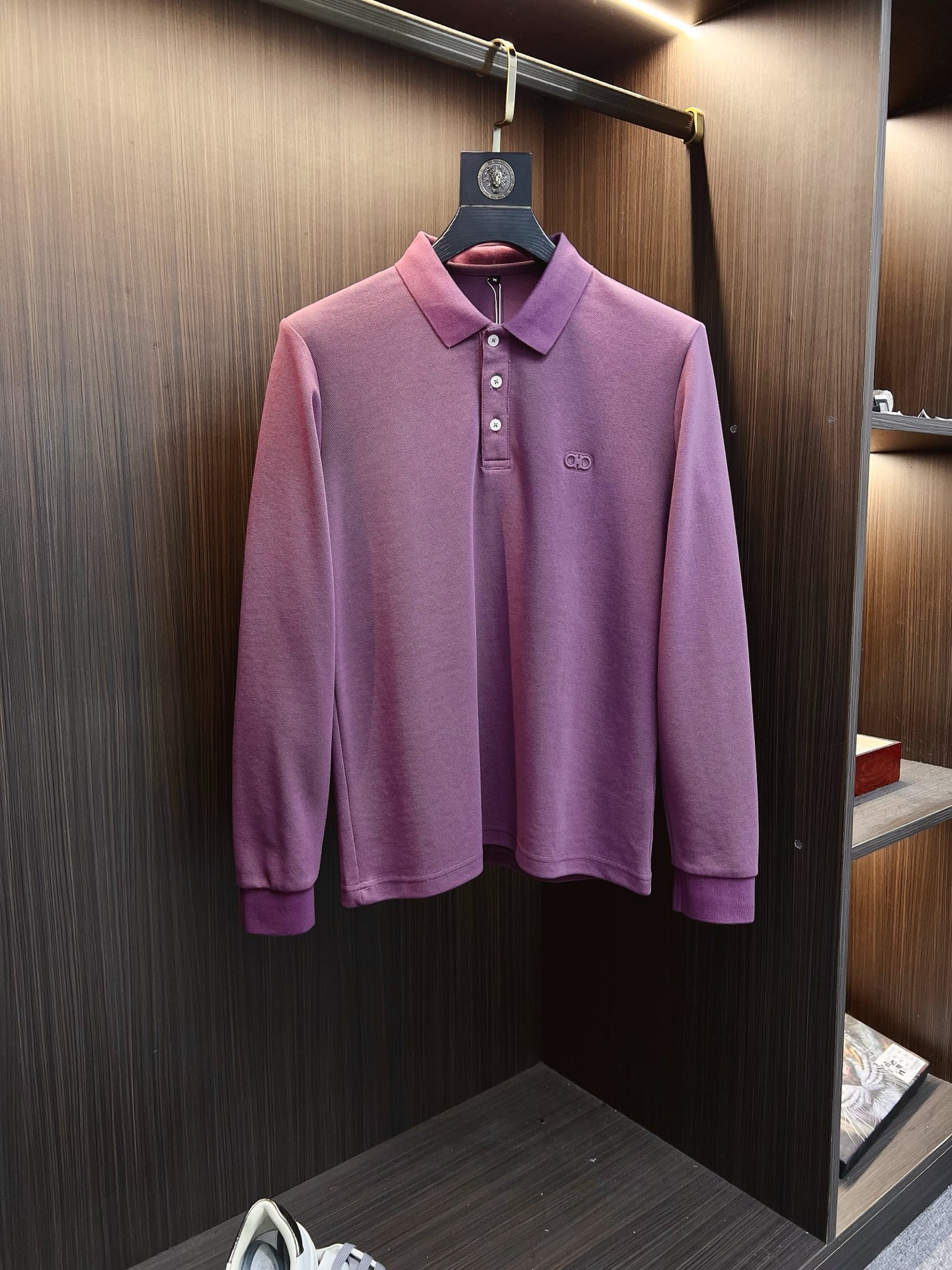 NO:550927,Ferragamo 2025 Autumn and Winter New Design-Sensory Lapel Long Sleeve T-shirt Official Website Synchronization!  This T-shirt is designed in minimalist and exquisite details. Oversize trim is arousing the details of Tyrol dress, summoning modern and innovative, creating conceptual patterns that are different from the past, and injecting rich connotations into traditional cotton T-shirts. The LOGO on the front graphic webbing car is unique and more noble in the brand, highlighting the style of a big brand, setting off the minimalist design style, and revealing the elegant style at a glance!  As a brand that pursues the sense of design and cutting craftsmanship, the materials used will never disappoint!  This shirt is made of Solona cotton blended 400 grams fabric, noble and exquisite, and the fabric is full, soft and skin-friendly. In short, such a classic model is a must-have in autumn and winter!  M-4XL, ferragamo, versace,tees,t-shirt,alexander wang19860909菲拉格慕 2025秋冬 新款设计感翻领长袖T恤 官网同步！这款T恤极简主义设计和精美细节于一身.Oversize饰边引人联想蒂罗尔着装细节,召唤摩登新意,造就不同以往的概念化图案,为传统棉质T恤注入丰盈内涵.前幅图形织带车出的LOGO,别具一番特色,更显品牌尊贵 彰显大牌风范,衬托出了极简主义的设计风格,把优雅风展露的一览无余！ 作为一个追求设计感和裁剪工艺的品牌,用料永远不会让人失望！本款衫身采用索洛纳棉混纺400 克面料,高贵精致,布面棉质饱满柔软亲肤 总之这么经典的款,秋冬必备！M-4XL,,ferragamo,versace,tees，t-shirt,alexander wang,Men's clothing