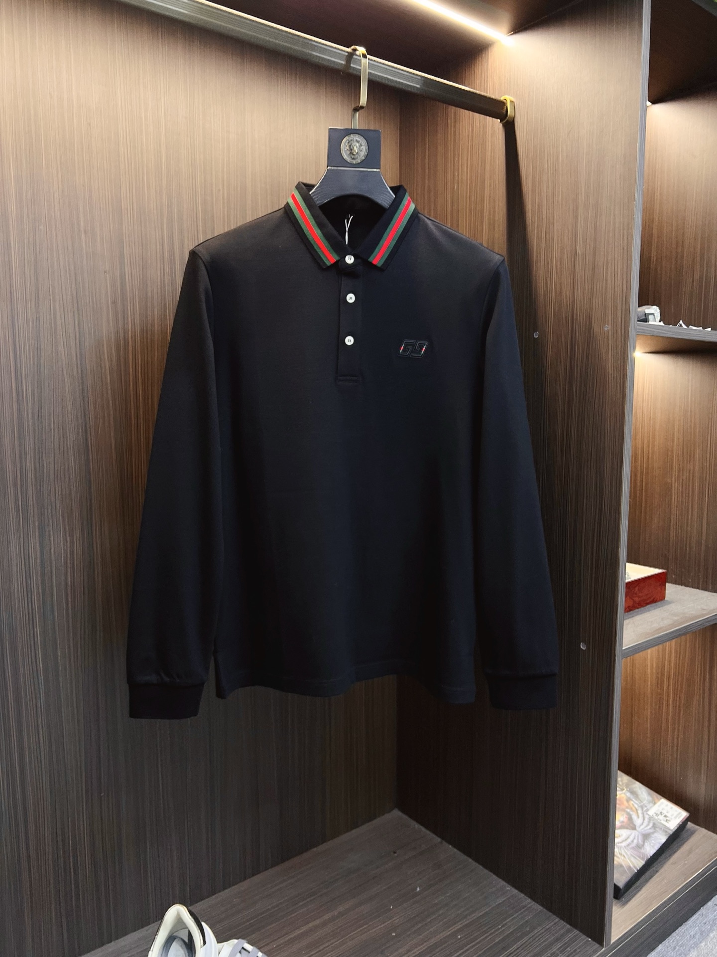 NO:550930,GUCCI Autumn and Winter 2025 New design-sensory lapel long-sleeved T-shirt, synchronized on the official website!  This T-shirt is designed in minimalist and exquisite details. Oversize trim is arousing the details of Tyrol dress, summoning modern and innovative, creating conceptual patterns that are different from the past, and injecting rich connotations into traditional cotton T-shirts. The LOGO on the front graphic webbing car is unique and more noble in the brand, highlighting the style of a big brand, setting off the minimalist design style, and revealing the elegant style at a glance!  As a brand that pursues the sense of design and cutting craftsmanship, the materials used will never disappoint!  This shirt is made of Solona cotton blended 400 grams fabric, noble and exquisite, and the fabric is full, soft and skin-friendly. In short, such a classic model is a must-have in autumn and winter!  M-4XL, gucci, versace,tees,t-shirt,alexander wang19860909GUCCI 古奇 2025秋冬 新款设计感翻领长袖T恤 官网同步！这款T恤极简主义设计和精美细节于一身.Oversize饰边引人联想蒂罗尔着装细节,召唤摩登新意,造就不同以往的概念化图案,为传统棉质T恤注入丰盈内涵.前幅图形织带车出的LOGO,别具一番特色,更显品牌尊贵 彰显大牌风范,衬托出了极简主义的设计风格,把优雅风展露的一览无余！ 作为一个追求设计感和裁剪工艺的品牌,用料永远不会让人失望！本款衫身采用索洛纳棉混纺400 克面料,高贵精致,布面棉质饱满柔软亲肤 总之这么经典的款,秋冬必备！M-4XL,,gucci,versace,tees，t-shirt,alexander wang,Men's clothing