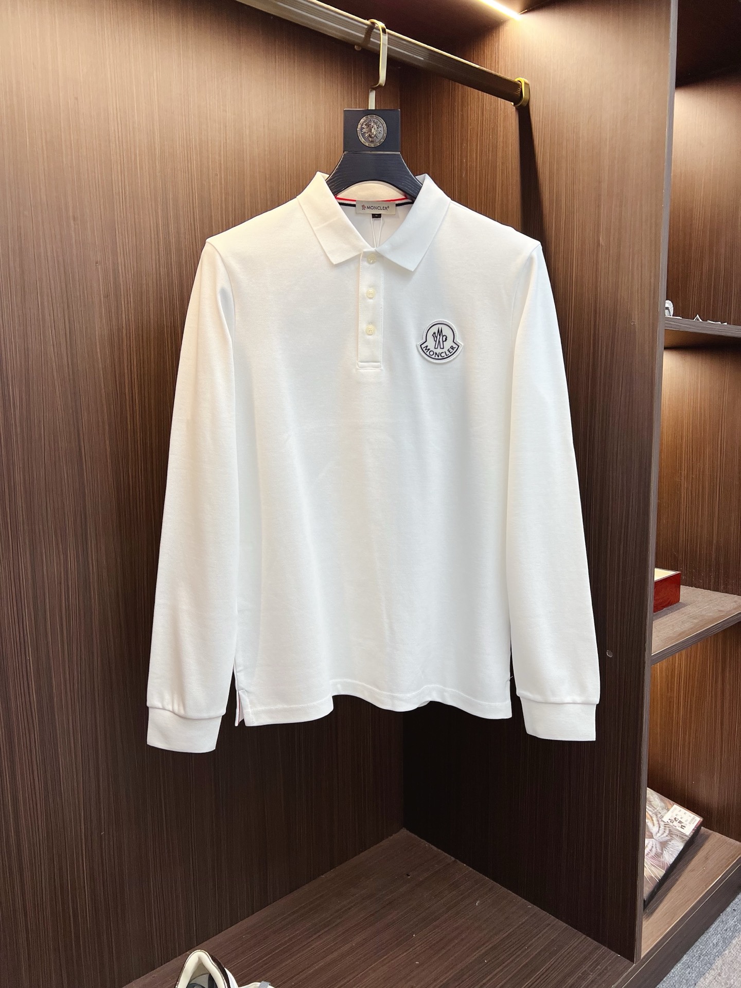 NO:550933,The 2025 autumn and winter new design-sensory lapel long-sleeved T-shirt is synchronized on the official website!  This T-shirt is designed in minimalist and exquisite details. Oversize trim is arousing the details of Tyrol dress, summoning modern and innovative, creating conceptual patterns that are different from the past, and injecting rich connotations into traditional cotton T-shirts. The LOGO on the front graphic webbing car is unique and more noble in the brand, highlighting the style of a big brand, setting off the minimalist design style, and revealing the elegant style at a glance!  As a brand that pursues the sense of design and cutting craftsmanship, the materials used will never disappoint!  This shirt is made of Solona cotton blended 400 grams fabric, noble and exquisite, and the fabric is full, soft and skin-friendly. In short, such a classic model is a must-have in autumn and winter!  M-4XL, versace, Moncler, tees, t-shirt, alexander wang19860909蒙口 2025秋冬 新款设计感翻领长袖T恤 官网同步！这款T恤极简主义设计和精美细节于一身.Oversize饰边引人联想蒂罗尔着装细节,召唤摩登新意,造就不同以往的概念化图案,为传统棉质T恤注入丰盈内涵.前幅图形织带车出的LOGO,别具一番特色,更显品牌尊贵 彰显大牌风范,衬托出了极简主义的设计风格,把优雅风展露的一览无余！ 作为一个追求设计感和裁剪工艺的品牌,用料永远不会让人失望！本款衫身采用索洛纳棉混纺400 克面料,高贵精致,布面棉质饱满柔软亲肤 总之这么经典的款,秋冬必备！M-4XL,,versace,Moncler,tees，t-shirt,alexander wang,Men's clothing