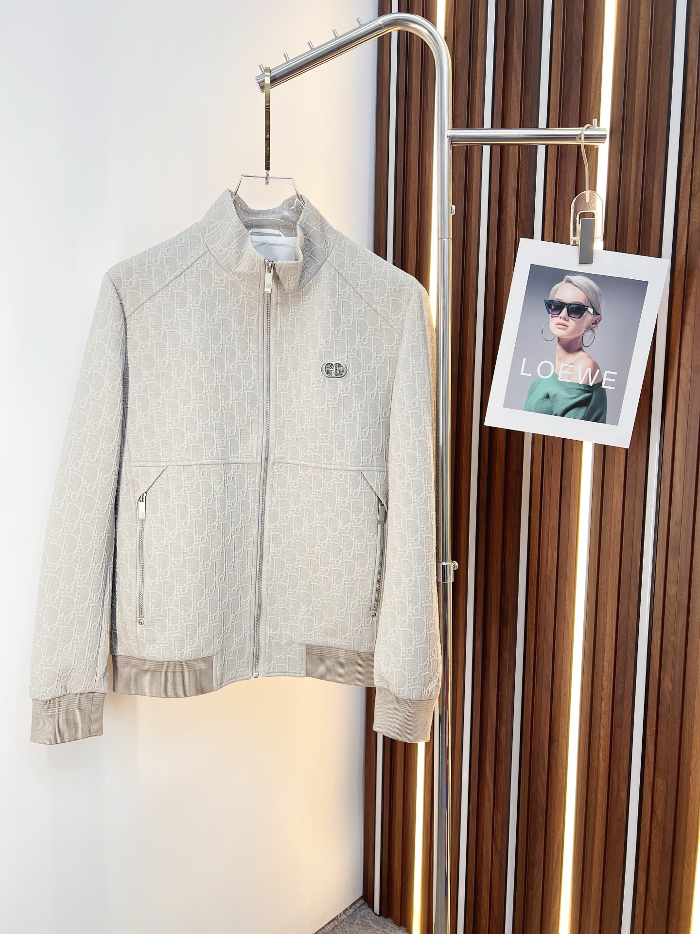 NO:682562,Dior Dior's 2025 autumn and winter counter new casual fashionable jacket. Ultra-avant-garde design style. The brand logo is heavily embellished. It is delicate and comfortable. It is very light to wear and not easy to wrinkle. Multiple craftsmanship. The overall design is quite visual. The upper body is casual and stylish. It has a certain degree of stiffness. It is definitely recommended for the temperament that is at the forefront of fashion. It is a must-have for urban leisure. Size M-3XL,, dior, dior, jackets & coats, jackets & coats,19860909Dior 迪奥 2025秋冬专柜新款休闲时尚夹克外套 超前卫设计风格 品牌logo重工点缀设计 细腻舒适 穿着非常轻便不易起皱.多重重工艺 整体的设计颇具视觉感,上身休闲有型,有一定的挺括度,绝对走在时尚最尖端的气质感推荐,都市休闲必备.尺码 M-3XL,,dior,dior,jackets & coats,jackets & coats,,Men's clothing