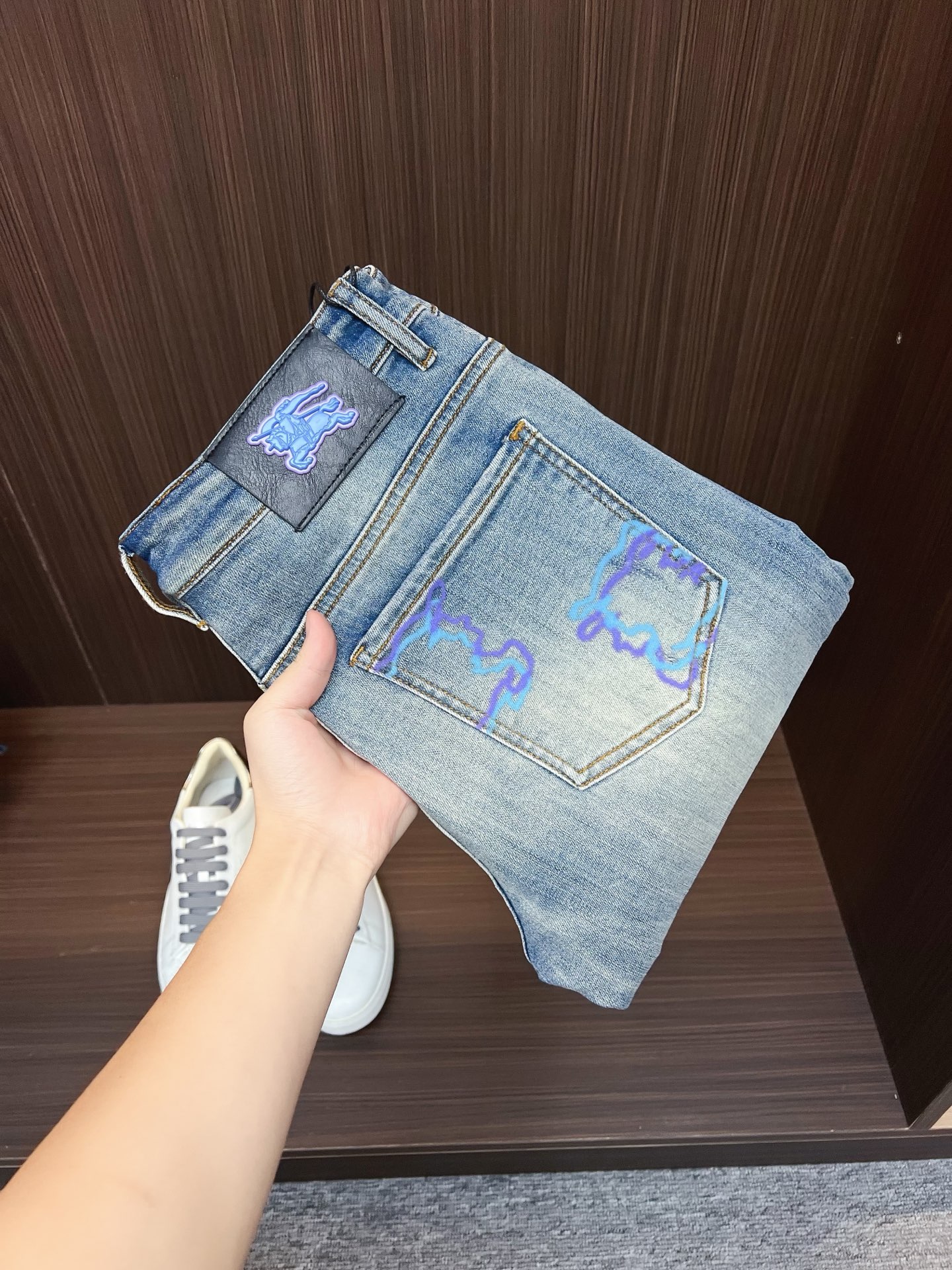 NO:572912,Burberry men's denim jeans, official album and poster outfit style!  High-grade imported denim raw color fabrics are supplied to customers, and the pure 13oz denim fabrics from Okayama, Japan are specially selected. Heavy-duty environmentally friendly plant enzyme washing process is used. The texture has a light retro color, which is quite beautiful and is very suitable for autumn and winter color matching. The fabric is soft and delicate after washing, but has strong bones and a slight stretch, providing an excellent comfortable experience. There is no damage from any technological elements throughout the body, retaining the purest tannin color!  The details throughout the body are perfect, exquisite and sophisticated. The latest leather label on the waist highlights the brand's characteristics. The hardware accessories, leather label and wiring all reflect the craftsmanship!  The silhouette is perfectly tailored and has excellent butt lift and slimming effect. It can be easily matched with any top in the wardrobe. It has wide compatibility and is suitable for various daily wear. The upper body is full of style. It is a must-have trousers for those who are obsessed with quality control and 1V!  Size 28-38 (not 35.37),,burberry,burberry,jeans,alexander wang19860909Burberry 巴宝莉 男士丹宁牛仔裤,官宣画册海报穿搭款！ 客供高级进口的丹宁原色面料,特选日本冈山纯正13oz 盎司牛仔布料,重磅环保植物酵素水洗工艺,肌理有着淡淡的复古色彩,相当漂亮,极符合秋冬的配色,面料经过水洗后柔软细腻,但筋骨感极强,且略带弹力,提供了绝佳的舒适体验,通身无任何工艺元素破坏,保留了最纯粹的丹宁本色！通身细节完美如斯,精湛且考究,最新的腰部皮标彰显了品牌特质,五金配件、皮标、走线无不体现出匠心工艺！版型剪裁完美,提臀修身效果绝佳,可轻松横扫衣橱任何的上装搭配,兼容性广泛,满足于日常各种穿搭,上身型款十足,于品质控及1V迷控者必入型裤装！ 尺码28—38（没35.37）,,burberry,burberry,jeans,alexander wang,Men's clothing