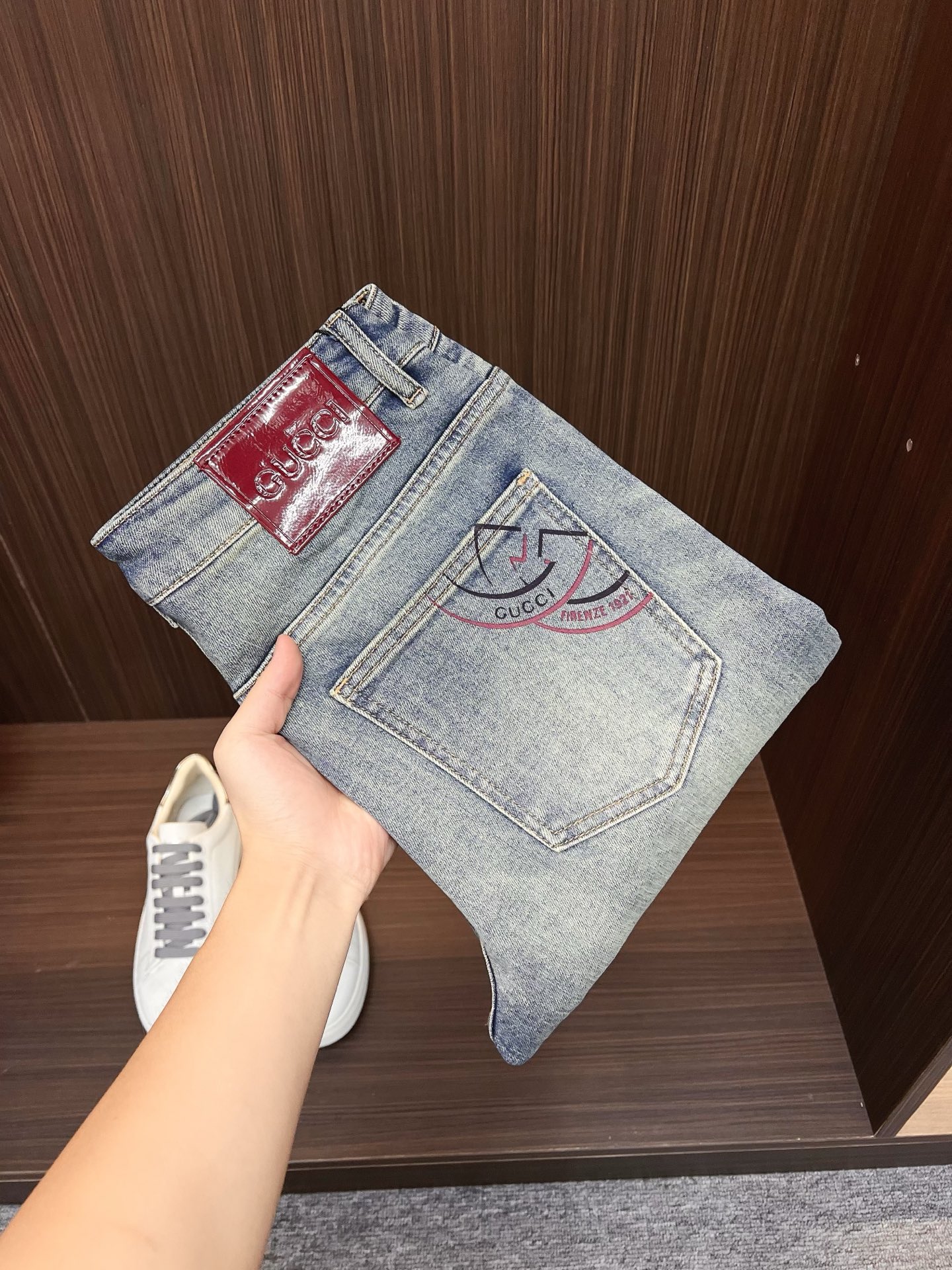 NO:572915,GUCCI men's denim jeans, official album and poster outfit style!  High-grade imported denim raw color fabrics are supplied to customers, and the pure 13oz denim fabrics from Okayama, Japan are specially selected. Heavy-duty environmentally friendly plant enzyme washing process is used. The texture has a light retro color, which is quite beautiful and is very suitable for autumn and winter color matching. The fabric is soft and delicate after washing, but has strong bones and a slight stretch, providing an excellent comfortable experience. There is no damage from any technological elements throughout the body, retaining the purest tannin color!  The details throughout the body are perfect, exquisite and sophisticated. The latest leather label on the waist highlights the brand's characteristics. The hardware accessories, leather label and wiring all reflect the craftsmanship!  The silhouette is perfectly tailored and has excellent butt lift and slimming effect. It can be easily matched with any top in the wardrobe. It has wide compatibility and is suitable for various daily wear. The upper body is full of style. It is a must-have trousers for those who are obsessed with quality control and 1V!  Size 28-38 (not 35.37),,gucci,jeans,alexander wang19860909GUCCI 古奇 男士丹宁牛仔裤,官宣画册海报穿搭款！ 客供高级进口的丹宁原色面料,特选日本冈山纯正13oz 盎司牛仔布料,重磅环保植物酵素水洗工艺,肌理有着淡淡的复古色彩,相当漂亮,极符合秋冬的配色,面料经过水洗后柔软细腻,但筋骨感极强,且略带弹力,提供了绝佳的舒适体验,通身无任何工艺元素破坏,保留了最纯粹的丹宁本色！通身细节完美如斯,精湛且考究,最新的腰部皮标彰显了品牌特质,五金配件、皮标、走线无不体现出匠心工艺！版型剪裁完美,提臀修身效果绝佳,可轻松横扫衣橱任何的上装搭配,兼容性广泛,满足于日常各种穿搭,上身型款十足,于品质控及1V迷控者必入型裤装！ 尺码28—38（没35.37）,,gucci,jeans,alexander wang,Men's clothing