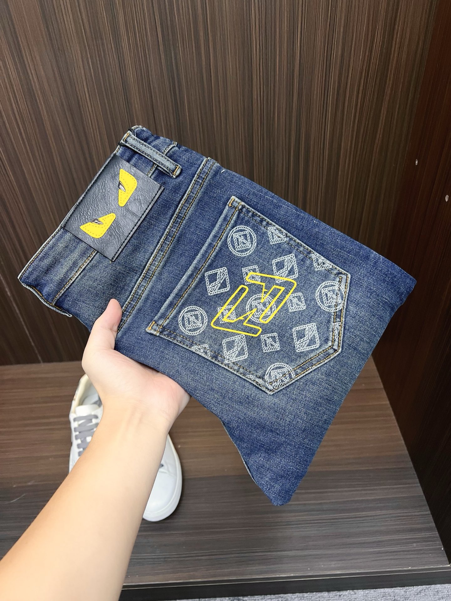 NO:572918,FENDI Fendi Men's Denim Jeans, Official Announcement Album and Poster Style!  High-grade imported denim raw color fabrics are supplied to customers, and the pure 13oz denim fabrics from Okayama, Japan are specially selected. Heavy-duty environmentally friendly plant enzyme washing process is used. The texture has a light retro color, which is quite beautiful and is very suitable for autumn and winter color matching. The fabric is soft and delicate after washing, but has strong bones and a slight stretch, providing an excellent comfortable experience. There is no damage from any technological elements throughout the body, retaining the purest tannin color!  The details throughout the body are perfect, exquisite and sophisticated. The latest leather label on the waist highlights the brand's characteristics. The hardware accessories, leather label and wiring all reflect the craftsmanship!  The silhouette is perfectly tailored and has excellent butt lift and slimming effect. It can be easily matched with any top in the wardrobe. It has wide compatibility and is suitable for various daily wear. The upper body is full of style. It is a must-have trousers for those who are obsessed with quality control and 1V!  Size 28-38 (not 35.37),,fendi,fendi,jeans,alexander wang19860909FENDI 芬迪 男士丹宁牛仔裤,官宣画册海报穿搭款！ 客供高级进口的丹宁原色面料,特选日本冈山纯正13oz 盎司牛仔布料,重磅环保植物酵素水洗工艺,肌理有着淡淡的复古色彩,相当漂亮,极符合秋冬的配色,面料经过水洗后柔软细腻,但筋骨感极强,且略带弹力,提供了绝佳的舒适体验,通身无任何工艺元素破坏,保留了最纯粹的丹宁本色！通身细节完美如斯,精湛且考究,最新的腰部皮标彰显了品牌特质,五金配件、皮标、走线无不体现出匠心工艺！版型剪裁完美,提臀修身效果绝佳,可轻松横扫衣橱任何的上装搭配,兼容性广泛,满足于日常各种穿搭,上身型款十足,于品质控及1V迷控者必入型裤装！ 尺码28—38（没35.37）,,fendi,fendi,jeans,alexander wang,Men's clothing