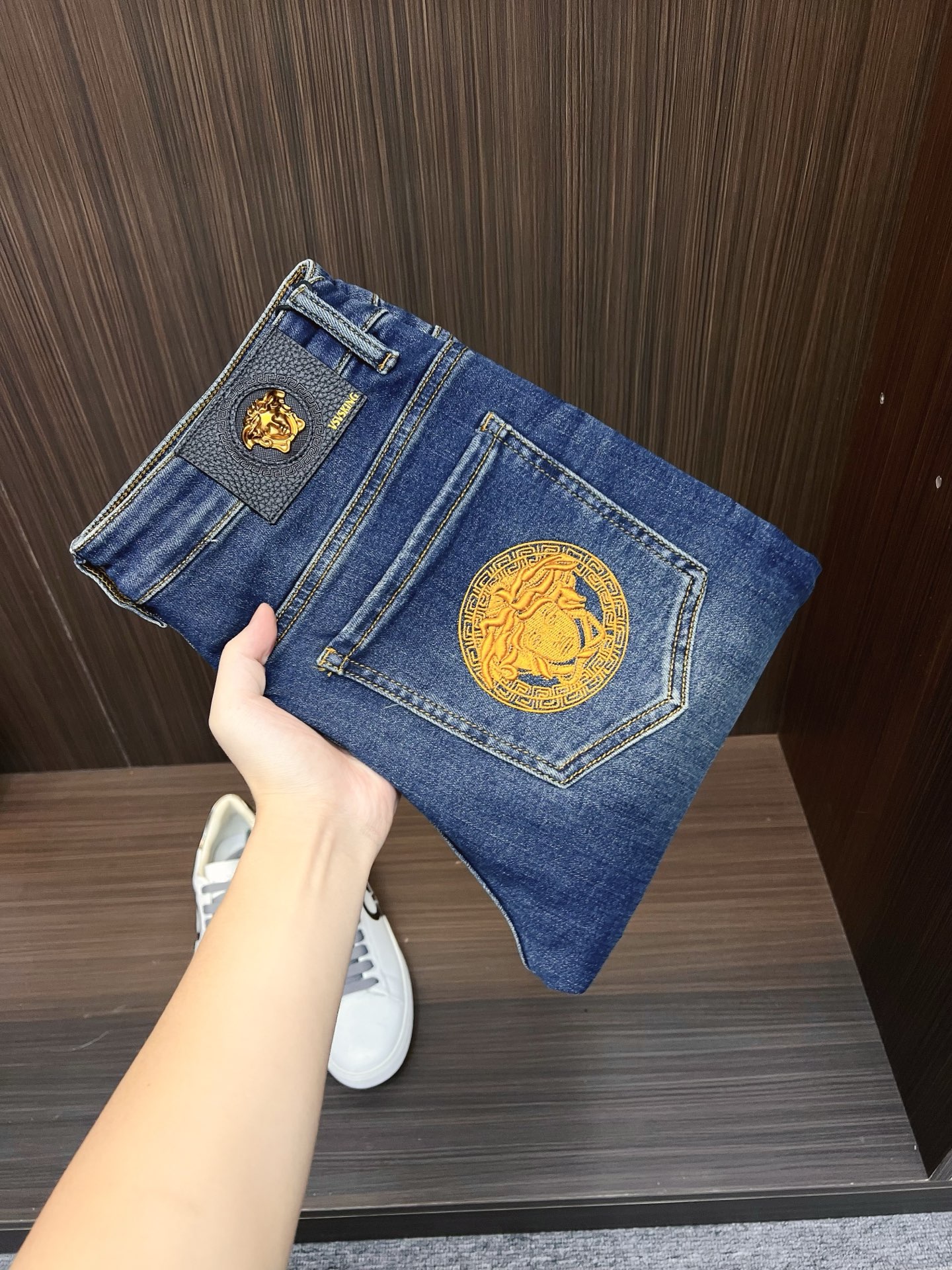 NO:572924,Versace men's denim jeans, official album and poster outfit style!  High-grade imported denim raw color fabrics are supplied to customers, and the pure 13oz denim fabrics from Okayama, Japan are specially selected. Heavy-duty environmentally friendly plant enzyme washing process is used. The texture has a light retro color, which is quite beautiful and is very suitable for autumn and winter color matching. The fabric is soft and delicate after washing, but has strong bones and a slight stretch, providing an excellent comfortable experience. There is no damage from any technological elements throughout the body, retaining the purest tannin color!  The details throughout the body are perfect, exquisite and sophisticated. The latest leather label on the waist highlights the brand's characteristics. The hardware accessories, leather label and wiring all reflect the craftsmanship!  The silhouette is perfectly tailored and has excellent butt lift and slimming effect. It can be easily matched with any top in the wardrobe. It has wide compatibility and is suitable for various daily wear. The upper body is full of style. It is a must-have trousers for those who are obsessed with quality control and 1V!  Size 28-38 (not 35.37),,versace,jeans,alexander wang19860909范思哲 男士丹宁牛仔裤,官宣画册海报穿搭款！ 客供高级进口的丹宁原色面料,特选日本冈山纯正13oz 盎司牛仔布料,重磅环保植物酵素水洗工艺,肌理有着淡淡的复古色彩,相当漂亮,极符合秋冬的配色,面料经过水洗后柔软细腻,但筋骨感极强,且略带弹力,提供了绝佳的舒适体验,通身无任何工艺元素破坏,保留了最纯粹的丹宁本色！通身细节完美如斯,精湛且考究,最新的腰部皮标彰显了品牌特质,五金配件、皮标、走线无不体现出匠心工艺！版型剪裁完美,提臀修身效果绝佳,可轻松横扫衣橱任何的上装搭配,兼容性广泛,满足于日常各种穿搭,上身型款十足,于品质控及1V迷控者必入型裤装！ 尺码28—38（没35.37）,,versace,jeans,alexander wang,Men's clothing
