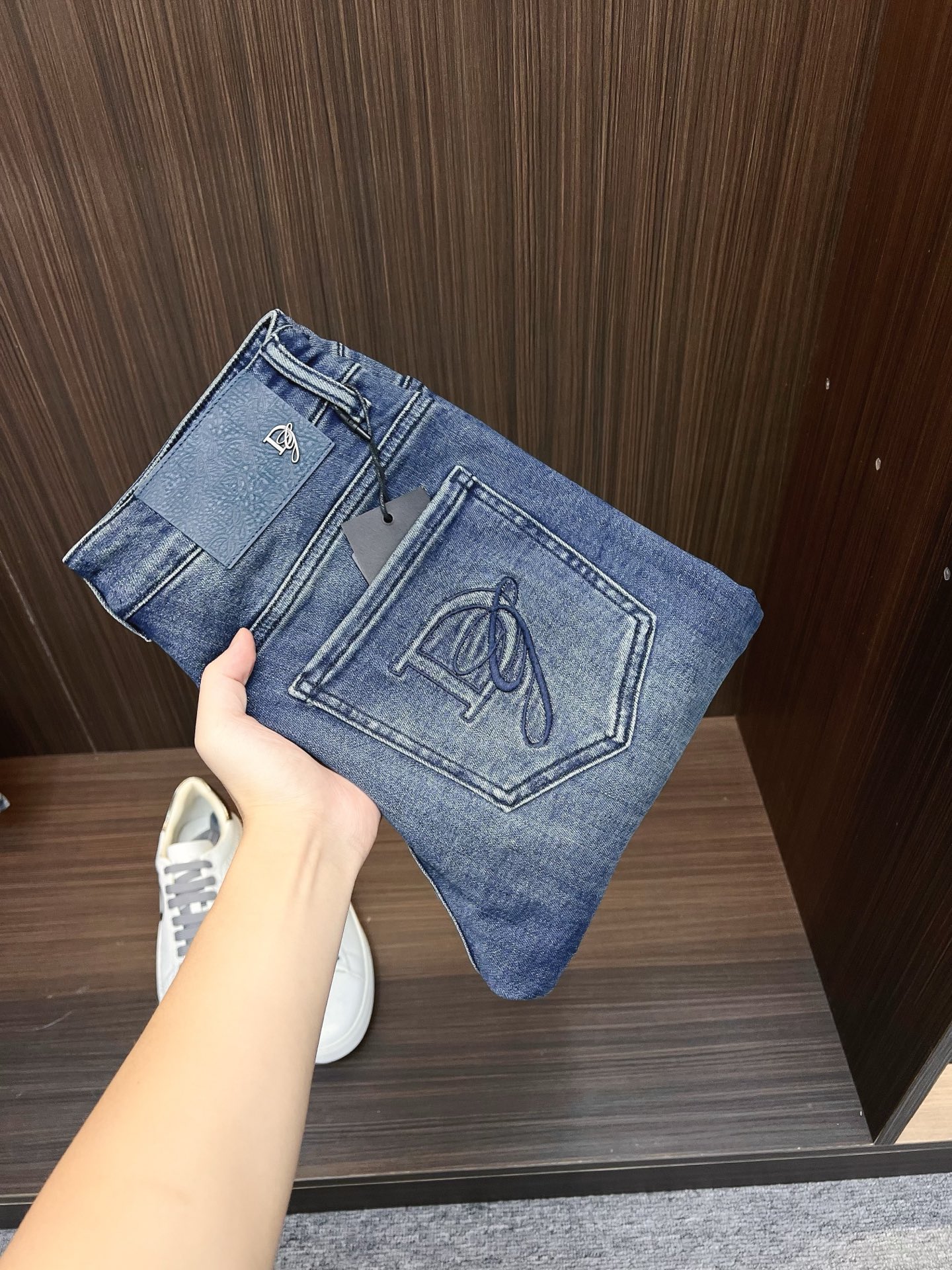 NO:572927,Dior men's denim jeans, official album and poster style!  High-grade imported denim raw color fabrics are supplied to customers, and the pure 13oz denim fabrics from Okayama, Japan are specially selected. Heavy-duty environmentally friendly plant enzyme washing process is used. The texture has a light retro color, which is quite beautiful and is very suitable for autumn and winter color matching. The fabric is soft and delicate after washing, but has strong bones and a slight stretch, providing an excellent comfortable experience. There is no damage from any technological elements throughout the body, retaining the purest tannin color!  The details throughout the body are perfect, exquisite and sophisticated. The latest leather label on the waist highlights the brand's characteristics. The hardware accessories, leather label and wiring all reflect the craftsmanship!  The silhouette is perfectly tailored and has excellent butt lift and slimming effect. It can be easily matched with any top in the wardrobe. It has wide compatibility and is suitable for various daily wear. The upper body is full of style. It is a must-have trousers for those who are obsessed with quality control and 1V!  Size 28-38 (not 35.37), dior, dior, jeans, alexander wang19860909Dior 迪奥 男士丹宁牛仔裤,官宣画册海报穿搭款！ 客供高级进口的丹宁原色面料,特选日本冈山纯正13oz 盎司牛仔布料,重磅环保植物酵素水洗工艺,肌理有着淡淡的复古色彩,相当漂亮,极符合秋冬的配色,面料经过水洗后柔软细腻,但筋骨感极强,且略带弹力,提供了绝佳的舒适体验,通身无任何工艺元素破坏,保留了最纯粹的丹宁本色！通身细节完美如斯,精湛且考究,最新的腰部皮标彰显了品牌特质,五金配件、皮标、走线无不体现出匠心工艺！版型剪裁完美,提臀修身效果绝佳,可轻松横扫衣橱任何的上装搭配,兼容性广泛,满足于日常各种穿搭,上身型款十足,于品质控及1V迷控者必入型裤装！ 尺码28—38（没35.37）,,dior,dior,jeans,alexander wang,Men's clothing