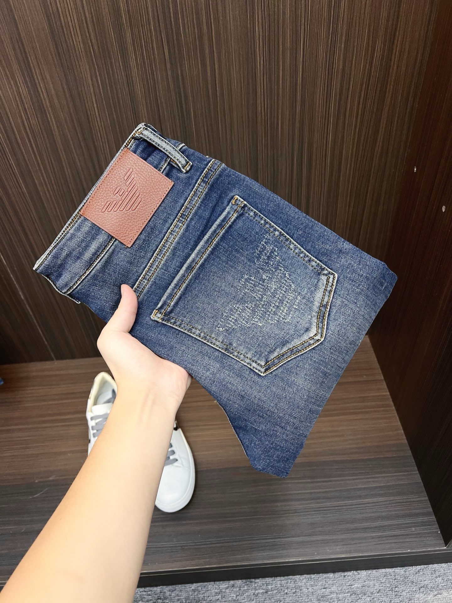 NO:572930,Armani Armani men's denim jeans, official album and poster wear style!  High-grade imported denim raw color fabrics are supplied to customers, and the pure 13oz denim fabrics from Okayama, Japan are specially selected. Heavy-duty environmentally friendly plant enzyme washing process is used. The texture has a light retro color, which is quite beautiful and is very suitable for autumn and winter color matching. The fabric is soft and delicate after washing, but has strong bones and a slight stretch, providing an excellent comfortable experience. There is no damage from any technological elements throughout the body, retaining the purest tannin color!  The details throughout the body are perfect, exquisite and sophisticated. The latest leather label on the waist highlights the brand's characteristics. The hardware accessories, leather label and wiring all reflect the craftsmanship!  The silhouette is perfectly tailored and has excellent butt lift and slimming effect. It can be easily matched with any top in the wardrobe. It has wide compatibility and is suitable for various daily wear. The upper body is full of style. It is a must-have trousers for those who are obsessed with quality control and 1V!  Size 28-38 (not 35.37),,armani,armani,jeans,alexander wang19860909Armani 阿玛尼 男士丹宁牛仔裤,官宣画册海报穿搭款！ 客供高级进口的丹宁原色面料,特选日本冈山纯正13oz 盎司牛仔布料,重磅环保植物酵素水洗工艺,肌理有着淡淡的复古色彩,相当漂亮,极符合秋冬的配色,面料经过水洗后柔软细腻,但筋骨感极强,且略带弹力,提供了绝佳的舒适体验,通身无任何工艺元素破坏,保留了最纯粹的丹宁本色！通身细节完美如斯,精湛且考究,最新的腰部皮标彰显了品牌特质,五金配件、皮标、走线无不体现出匠心工艺！版型剪裁完美,提臀修身效果绝佳,可轻松横扫衣橱任何的上装搭配,兼容性广泛,满足于日常各种穿搭,上身型款十足,于品质控及1V迷控者必入型裤装！ 尺码28—38（没35.37）,,armani,armani,jeans,alexander wang,Men's clothing