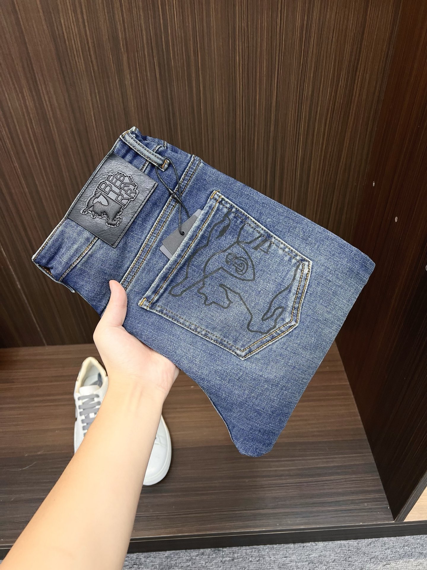 NO:572904,Burberry men's denim jeans, official album and poster outfit style!  High-grade imported denim raw color fabrics are supplied to customers, and the pure 13oz denim fabrics from Okayama, Japan are specially selected. Heavy-duty environmentally friendly plant enzyme washing process is used. The texture has a light retro color, which is quite beautiful and is very suitable for autumn and winter color matching. The fabric is soft and delicate after washing, but has strong bones and a slight stretch, providing an excellent comfortable experience. There is no damage from any technological elements throughout the body, retaining the purest tannin color!  The details throughout the body are perfect, exquisite and sophisticated. The latest leather label on the waist highlights the brand's characteristics. The hardware accessories, leather label and wiring all reflect the craftsmanship!  The silhouette is perfectly tailored and has excellent butt lift and slimming effect. It can be easily matched with any top in the wardrobe. It has wide compatibility and is suitable for various daily wear. The upper body is full of style. It is a must-have trousers for those who are obsessed with quality control and 1V!  Size 28-38 (not 35.37),,burberry,burberry,jeans,alexander wang19860909Burberry 巴宝莉 男士丹宁牛仔裤,官宣画册海报穿搭款！ 客供高级进口的丹宁原色面料,特选日本冈山纯正13oz 盎司牛仔布料,重磅环保植物酵素水洗工艺,肌理有着淡淡的复古色彩,相当漂亮,极符合秋冬的配色,面料经过水洗后柔软细腻,但筋骨感极强,且略带弹力,提供了绝佳的舒适体验,通身无任何工艺元素破坏,保留了最纯粹的丹宁本色！通身细节完美如斯,精湛且考究,最新的腰部皮标彰显了品牌特质,五金配件、皮标、走线无不体现出匠心工艺！版型剪裁完美,提臀修身效果绝佳,可轻松横扫衣橱任何的上装搭配,兼容性广泛,满足于日常各种穿搭,上身型款十足,于品质控及1V迷控者必入型裤装！ 尺码28—38（没35.37）,,burberry,burberry,jeans,alexander wang,Men's clothing