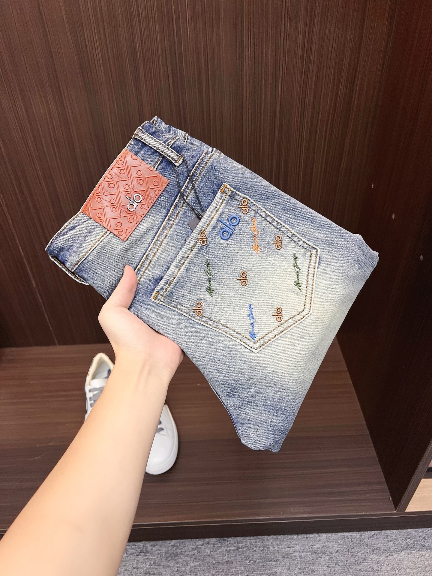 NO:572907,ALO men's denim jeans, official album and poster wear style!  High-grade imported denim raw color fabrics are supplied to customers, and the pure 13oz denim fabrics from Okayama, Japan are specially selected. Heavy-duty environmentally friendly plant enzyme washing process is used. The texture has a light retro color, which is quite beautiful and is very suitable for autumn and winter color matching. The fabric is soft and delicate after washing, but has strong bones and a slight stretch, providing an excellent comfortable experience. There is no damage from any technological elements throughout the body, retaining the purest tannin color!  The details throughout the body are perfect, exquisite and sophisticated. The latest leather label on the waist highlights the brand's characteristics. The hardware accessories, leather label and wiring all reflect the craftsmanship!  The silhouette is perfectly tailored and has excellent butt lift and slimming effect. It can be easily matched with any top in the wardrobe. It has wide compatibility and is suitable for various daily wear. The upper body is full of style. It is a must-have trousers for those who are obsessed with quality control and 1V!  Size 28-38 (not 35.37),,jeans,alexander wang19860909ALO 男士丹宁牛仔裤,官宣画册海报穿搭款！ 客供高级进口的丹宁原色面料,特选日本冈山纯正13oz 盎司牛仔布料,重磅环保植物酵素水洗工艺,肌理有着淡淡的复古色彩,相当漂亮,极符合秋冬的配色,面料经过水洗后柔软细腻,但筋骨感极强,且略带弹力,提供了绝佳的舒适体验,通身无任何工艺元素破坏,保留了最纯粹的丹宁本色！通身细节完美如斯,精湛且考究,最新的腰部皮标彰显了品牌特质,五金配件、皮标、走线无不体现出匠心工艺！版型剪裁完美,提臀修身效果绝佳,可轻松横扫衣橱任何的上装搭配,兼容性广泛,满足于日常各种穿搭,上身型款十足,于品质控及1V迷控者必入型裤装！ 尺码28—38（没35.37）,,jeans,alexander wang,Men's clothing