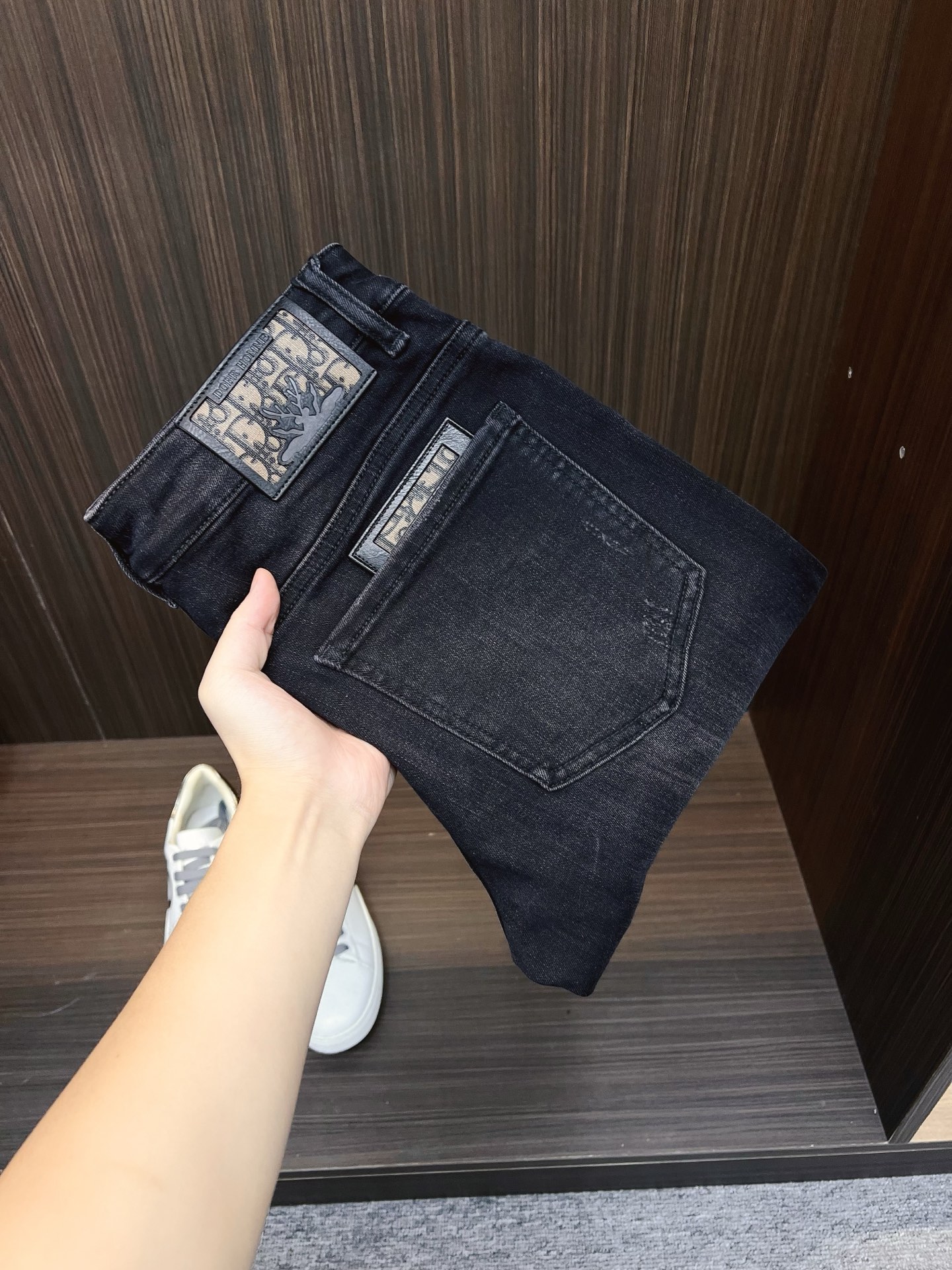 NO:572910,Dior men's denim jeans, official album and poster style!  High-grade imported denim raw color fabrics are supplied to customers, and the pure 13oz denim fabrics from Okayama, Japan are specially selected. Heavy-duty environmentally friendly plant enzyme washing process is used. The texture has a light retro color, which is quite beautiful and is very suitable for autumn and winter color matching. The fabric is soft and delicate after washing, but has strong bones and a slight stretch, providing an excellent comfortable experience. There is no damage from any technological elements throughout the body, retaining the purest tannin color!  The details throughout the body are perfect, exquisite and sophisticated. The latest leather label on the waist highlights the brand's characteristics. The hardware accessories, leather label and wiring all reflect the craftsmanship!  The silhouette is perfectly tailored and has excellent butt lift and slimming effect. It can be easily matched with any top in the wardrobe. It has wide compatibility and is suitable for various daily wear. The upper body is full of style. It is a must-have trousers for those who are obsessed with quality control and 1V!  Size 28-38 (not 35.37), dior, dior, jeans, alexander wang19860909Dior 迪奥 男士丹宁牛仔裤,官宣画册海报穿搭款！ 客供高级进口的丹宁原色面料,特选日本冈山纯正13oz 盎司牛仔布料,重磅环保植物酵素水洗工艺,肌理有着淡淡的复古色彩,相当漂亮,极符合秋冬的配色,面料经过水洗后柔软细腻,但筋骨感极强,且略带弹力,提供了绝佳的舒适体验,通身无任何工艺元素破坏,保留了最纯粹的丹宁本色！通身细节完美如斯,精湛且考究,最新的腰部皮标彰显了品牌特质,五金配件、皮标、走线无不体现出匠心工艺！版型剪裁完美,提臀修身效果绝佳,可轻松横扫衣橱任何的上装搭配,兼容性广泛,满足于日常各种穿搭,上身型款十足,于品质控及1V迷控者必入型裤装！ 尺码28—38（没35.37）,,dior,dior,jeans,alexander wang,Men's clothing