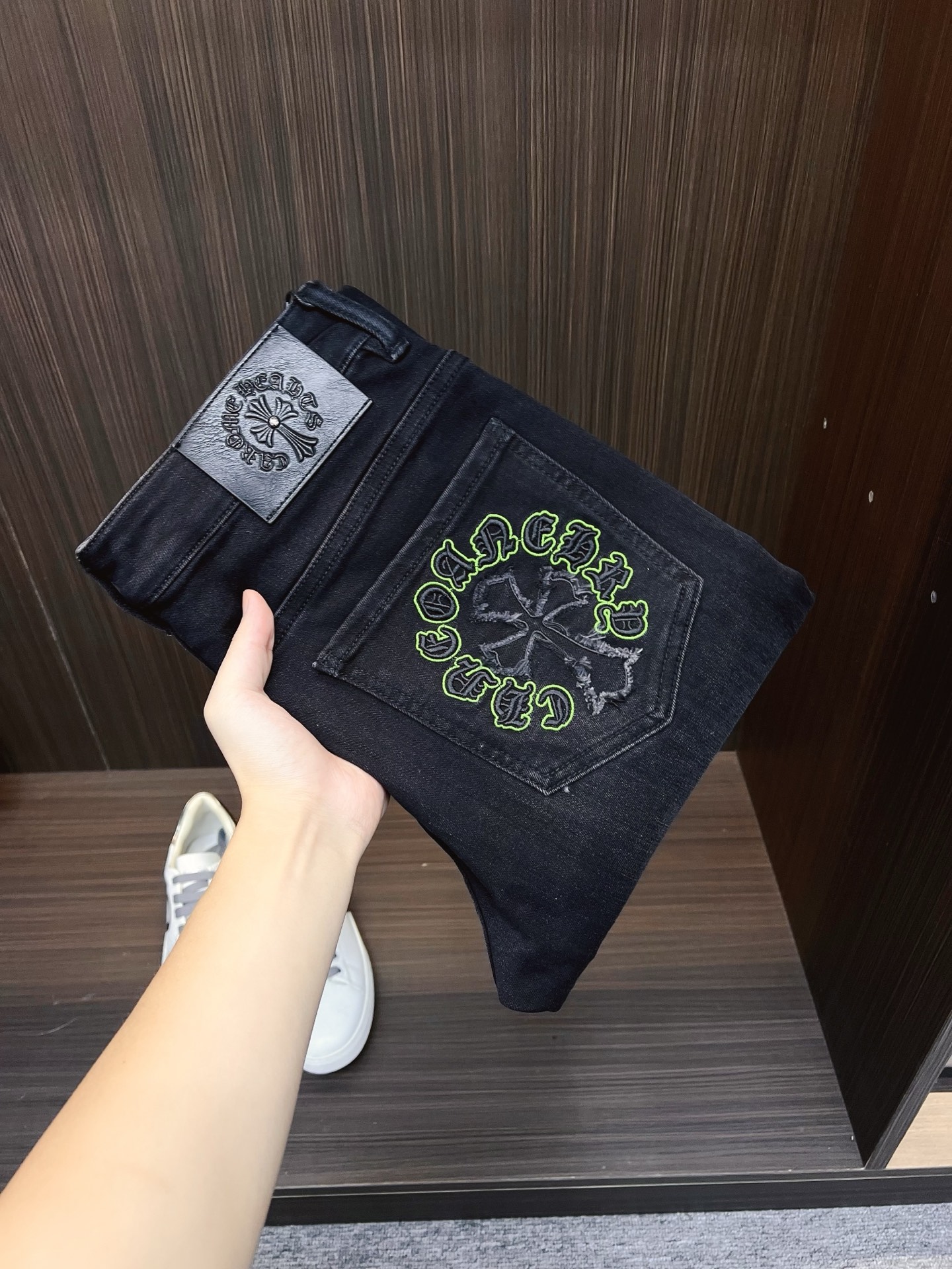 NO:572916,Croxin men's denim jeans, official album and poster wear style!  High-grade imported denim raw color fabrics are supplied to customers, and the pure 13oz denim fabrics from Okayama, Japan are specially selected. Heavy-duty environmentally friendly plant enzyme washing process is used. The texture has a light retro color, which is quite beautiful and is very suitable for autumn and winter color matching. The fabric is soft and delicate after washing, but has strong bones and a slight stretch, providing an excellent comfortable experience. There is no damage from any technological elements throughout the body, retaining the purest tannin color!  The details throughout the body are perfect, exquisite and sophisticated. The latest leather label on the waist highlights the brand's characteristics. The hardware accessories, leather label and wiring all reflect the craftsmanship!  The silhouette is perfectly tailored and has excellent butt lift and slimming effect. It can be easily matched with any top in the wardrobe. It has wide compatibility and is suitable for various daily wear. The upper body is full of style. It is a must-have trousers for those who are obsessed with quality control and 1V!  Size 28-38 (not 35.37),,chrome hearts,jeans,alexander wang19860909克罗心 男士丹宁牛仔裤,官宣画册海报穿搭款！ 客供高级进口的丹宁原色面料,特选日本冈山纯正13oz 盎司牛仔布料,重磅环保植物酵素水洗工艺,肌理有着淡淡的复古色彩,相当漂亮,极符合秋冬的配色,面料经过水洗后柔软细腻,但筋骨感极强,且略带弹力,提供了绝佳的舒适体验,通身无任何工艺元素破坏,保留了最纯粹的丹宁本色！通身细节完美如斯,精湛且考究,最新的腰部皮标彰显了品牌特质,五金配件、皮标、走线无不体现出匠心工艺！版型剪裁完美,提臀修身效果绝佳,可轻松横扫衣橱任何的上装搭配,兼容性广泛,满足于日常各种穿搭,上身型款十足,于品质控及1V迷控者必入型裤装！ 尺码28—38（没35.37）,,chrome hearts,jeans,alexander wang,Men's clothing