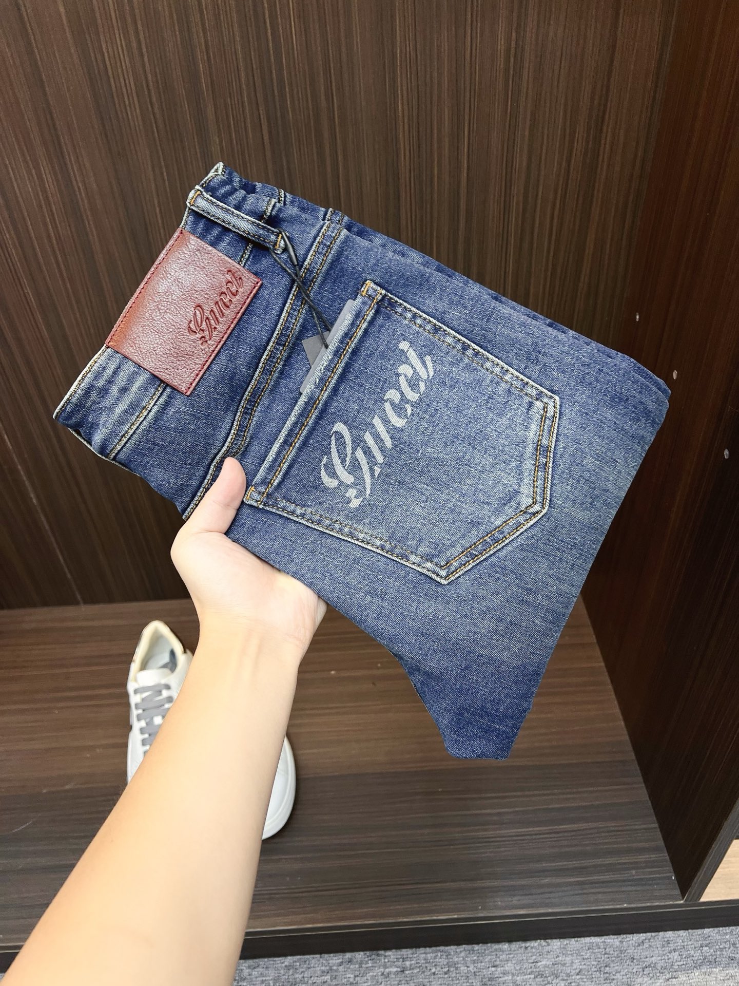 NO:572919,GUCCI men's denim jeans, official album and poster outfit style!  High-grade imported denim raw color fabrics are supplied to customers, and the pure 13oz denim fabrics from Okayama, Japan are specially selected. Heavy-duty environmentally friendly plant enzyme washing process is used. The texture has a light retro color, which is quite beautiful and is very suitable for autumn and winter color matching. The fabric is soft and delicate after washing, but has strong bones and a slight stretch, providing an excellent comfortable experience. There is no damage from any technological elements throughout the body, retaining the purest tannin color!  The details throughout the body are perfect, exquisite and sophisticated. The latest leather label on the waist highlights the brand's characteristics. The hardware accessories, leather label and wiring all reflect the craftsmanship!  The silhouette is perfectly tailored and has excellent butt lift and slimming effect. It can be easily matched with any top in the wardrobe. It has wide compatibility and is suitable for various daily wear. The upper body is full of style. It is a must-have trousers for those who are obsessed with quality control and 1V!  Size 28-38 (not 35.37),,gucci,jeans,alexander wang19860909GUCCI 古奇 男士丹宁牛仔裤,官宣画册海报穿搭款！ 客供高级进口的丹宁原色面料,特选日本冈山纯正13oz 盎司牛仔布料,重磅环保植物酵素水洗工艺,肌理有着淡淡的复古色彩,相当漂亮,极符合秋冬的配色,面料经过水洗后柔软细腻,但筋骨感极强,且略带弹力,提供了绝佳的舒适体验,通身无任何工艺元素破坏,保留了最纯粹的丹宁本色！通身细节完美如斯,精湛且考究,最新的腰部皮标彰显了品牌特质,五金配件、皮标、走线无不体现出匠心工艺！版型剪裁完美,提臀修身效果绝佳,可轻松横扫衣橱任何的上装搭配,兼容性广泛,满足于日常各种穿搭,上身型款十足,于品质控及1V迷控者必入型裤装！ 尺码28—38（没35.37）,,gucci,jeans,alexander wang,Men's clothing