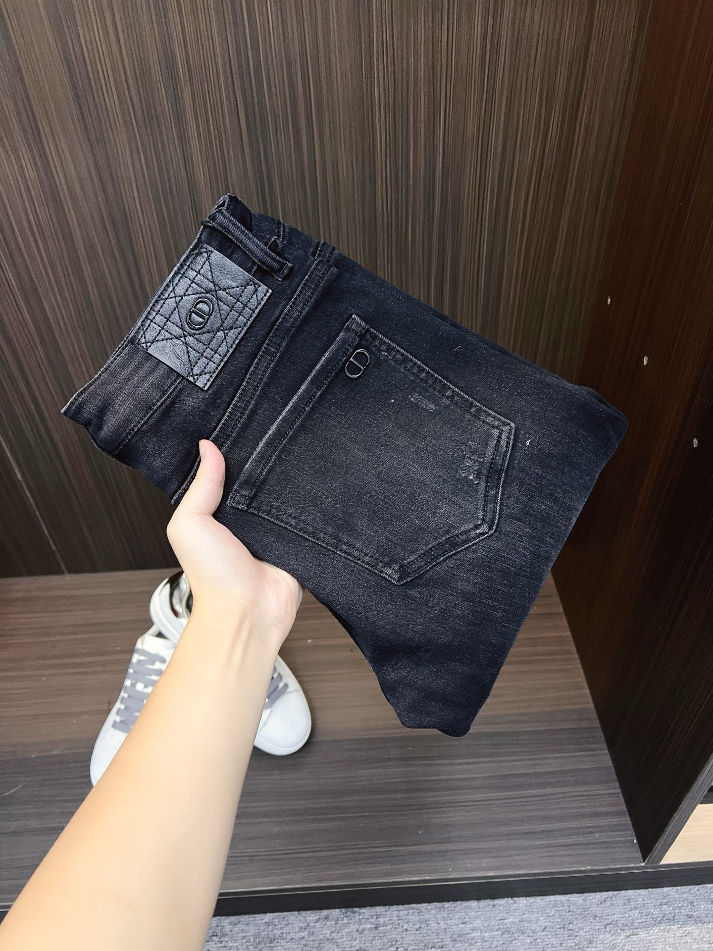 NO:572922,Dior men's denim jeans, official album and poster style!  High-grade imported denim raw color fabrics are supplied to customers, and the pure 13oz denim fabrics from Okayama, Japan are specially selected. Heavy-duty environmentally friendly plant enzyme washing process is used. The texture has a light retro color, which is quite beautiful and is very suitable for autumn and winter color matching. The fabric is soft and delicate after washing, but has strong bones and a slight stretch, providing an excellent comfortable experience. There is no damage from any technological elements throughout the body, retaining the purest tannin color!  The details throughout the body are perfect, exquisite and sophisticated. The latest leather label on the waist highlights the brand's characteristics. The hardware accessories, leather label and wiring all reflect the craftsmanship!  The silhouette is perfectly tailored and has excellent butt lift and slimming effect. It can be easily matched with any top in the wardrobe. It has wide compatibility and is suitable for various daily wear. The upper body is full of style. It is a must-have trousers for those who are obsessed with quality control and 1V!  Size 28-38 (not 35.37), dior, dior, jeans, alexander wang19860909Dior 迪奥 男士丹宁牛仔裤,官宣画册海报穿搭款！ 客供高级进口的丹宁原色面料,特选日本冈山纯正13oz 盎司牛仔布料,重磅环保植物酵素水洗工艺,肌理有着淡淡的复古色彩,相当漂亮,极符合秋冬的配色,面料经过水洗后柔软细腻,但筋骨感极强,且略带弹力,提供了绝佳的舒适体验,通身无任何工艺元素破坏,保留了最纯粹的丹宁本色！通身细节完美如斯,精湛且考究,最新的腰部皮标彰显了品牌特质,五金配件、皮标、走线无不体现出匠心工艺！版型剪裁完美,提臀修身效果绝佳,可轻松横扫衣橱任何的上装搭配,兼容性广泛,满足于日常各种穿搭,上身型款十足,于品质控及1V迷控者必入型裤装！ 尺码28—38（没35.37）,,dior,dior,jeans,alexander wang,Men's clothing