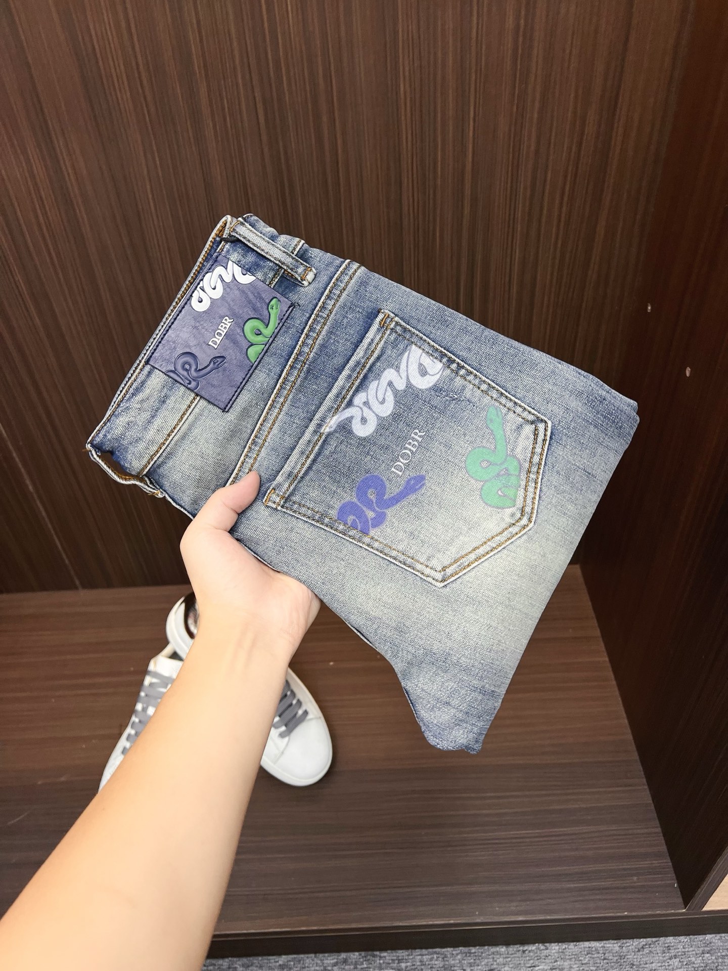 NO:572928,Dior men's denim jeans, official album and poster style!  High-grade imported denim raw color fabrics are supplied to customers, and the pure 13oz denim fabrics from Okayama, Japan are specially selected. Heavy-duty environmentally friendly plant enzyme washing process is used. The texture has a light retro color, which is quite beautiful and is very suitable for autumn and winter color matching. The fabric is soft and delicate after washing, but has strong bones and a slight stretch, providing an excellent comfortable experience. There is no damage from any technological elements throughout the body, retaining the purest tannin color!  The details throughout the body are perfect, exquisite and sophisticated. The latest leather label on the waist highlights the brand's characteristics. The hardware accessories, leather label and wiring all reflect the craftsmanship!  The silhouette is perfectly tailored and has excellent butt lift and slimming effect. It can be easily matched with any top in the wardrobe. It has wide compatibility and is suitable for various daily wear. The upper body is full of style. It is a must-have trousers for those who are obsessed with quality control and 1V!  Size 28-38 (not 35.37), dior, dior, jeans, alexander wang19860909Dior 迪奥 男士丹宁牛仔裤,官宣画册海报穿搭款！ 客供高级进口的丹宁原色面料,特选日本冈山纯正13oz 盎司牛仔布料,重磅环保植物酵素水洗工艺,肌理有着淡淡的复古色彩,相当漂亮,极符合秋冬的配色,面料经过水洗后柔软细腻,但筋骨感极强,且略带弹力,提供了绝佳的舒适体验,通身无任何工艺元素破坏,保留了最纯粹的丹宁本色！通身细节完美如斯,精湛且考究,最新的腰部皮标彰显了品牌特质,五金配件、皮标、走线无不体现出匠心工艺！版型剪裁完美,提臀修身效果绝佳,可轻松横扫衣橱任何的上装搭配,兼容性广泛,满足于日常各种穿搭,上身型款十足,于品质控及1V迷控者必入型裤装！ 尺码28—38（没35.37）,,dior,dior,jeans,alexander wang,Men's clothing