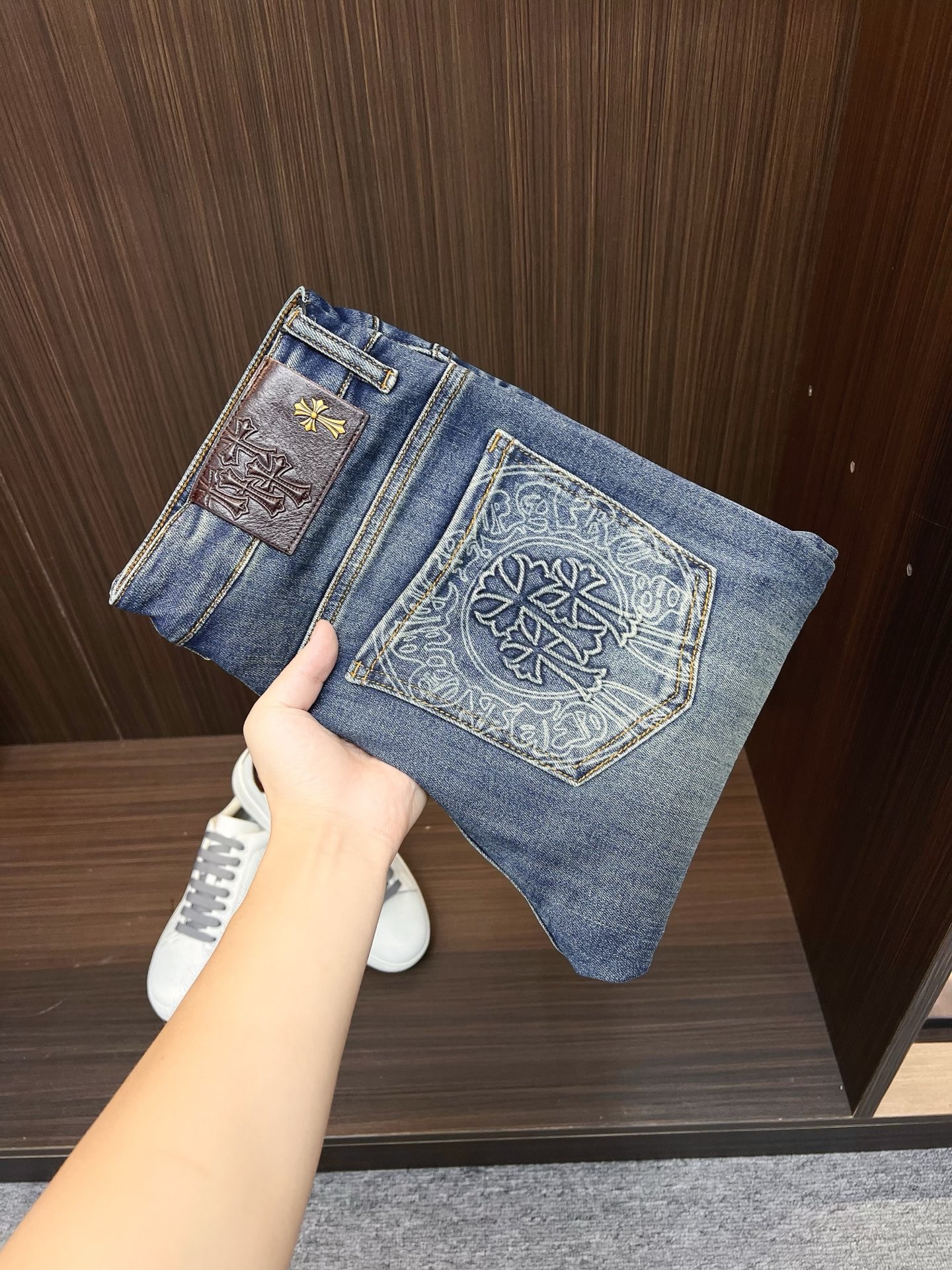 NO:572931,Croxin men's denim jeans, official album and poster wear style!  High-grade imported denim raw color fabrics are supplied to customers, and the pure 13oz denim fabrics from Okayama, Japan are specially selected. Heavy-duty environmentally friendly plant enzyme washing process is used. The texture has a light retro color, which is quite beautiful and is very suitable for autumn and winter color matching. The fabric is soft and delicate after washing, but has strong bones and a slight stretch, providing an excellent comfortable experience. There is no damage from any technological elements throughout the body, retaining the purest tannin color!  The details throughout the body are perfect, exquisite and sophisticated. The latest leather label on the waist highlights the brand's characteristics. The hardware accessories, leather label and wiring all reflect the craftsmanship!  The silhouette is perfectly tailored and has excellent butt lift and slimming effect. It can be easily matched with any top in the wardrobe. It has wide compatibility and is suitable for various daily wear. The upper body is full of style. It is a must-have trousers for those who are obsessed with quality control and 1V!  Size 28-38 (not 35.37),,chrome hearts,jeans,alexander wang19860909克罗心 男士丹宁牛仔裤,官宣画册海报穿搭款！ 客供高级进口的丹宁原色面料,特选日本冈山纯正13oz 盎司牛仔布料,重磅环保植物酵素水洗工艺,肌理有着淡淡的复古色彩,相当漂亮,极符合秋冬的配色,面料经过水洗后柔软细腻,但筋骨感极强,且略带弹力,提供了绝佳的舒适体验,通身无任何工艺元素破坏,保留了最纯粹的丹宁本色！通身细节完美如斯,精湛且考究,最新的腰部皮标彰显了品牌特质,五金配件、皮标、走线无不体现出匠心工艺！版型剪裁完美,提臀修身效果绝佳,可轻松横扫衣橱任何的上装搭配,兼容性广泛,满足于日常各种穿搭,上身型款十足,于品质控及1V迷控者必入型裤装！ 尺码28—38（没35.37）,,chrome hearts,jeans,alexander wang,Men's clothing