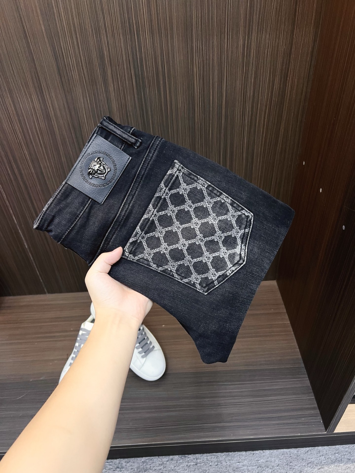 NO:572934,Versace men's denim jeans, official album and poster style!  High-grade imported denim raw color fabrics are supplied to customers, and the pure 13oz denim fabrics from Okayama, Japan are specially selected. Heavy-duty environmentally friendly plant enzyme washing process is used. The texture has a light retro color, which is quite beautiful and is very suitable for autumn and winter color matching. The fabric is soft and delicate after washing, but has strong bones and a slight stretch, providing an excellent comfortable experience. There is no damage from any technological elements throughout the body, retaining the purest tannin color!  The details throughout the body are perfect, exquisite and sophisticated. The latest leather label on the waist highlights the brand's characteristics. The hardware accessories, leather label and wiring all reflect the craftsmanship!  The silhouette is perfectly tailored and has excellent butt lift and slimming effect. It can be easily matched with any top in the wardrobe. It has wide compatibility and is suitable for various daily wear. The upper body is full of style. It is a must-have trousers for those who are obsessed with quality control and 1V!  Size 28-38 (not 35.37),,versace,jeans,alexander wang19860909范思哲 男士丹宁牛仔裤,官宣画册海报穿搭款！ 客供高级进口的丹宁原色面料,特选日本冈山纯正13oz 盎司牛仔布料,重磅环保植物酵素水洗工艺,肌理有着淡淡的复古色彩,相当漂亮,极符合秋冬的配色,面料经过水洗后柔软细腻,但筋骨感极强,且略带弹力,提供了绝佳的舒适体验,通身无任何工艺元素破坏,保留了最纯粹的丹宁本色！通身细节完美如斯,精湛且考究,最新的腰部皮标彰显了品牌特质,五金配件、皮标、走线无不体现出匠心工艺！版型剪裁完美,提臀修身效果绝佳,可轻松横扫衣橱任何的上装搭配,兼容性广泛,满足于日常各种穿搭,上身型款十足,于品质控及1V迷控者必入型裤装！ 尺码28—38（没35.37）,,versace,jeans,alexander wang,Men's clothing