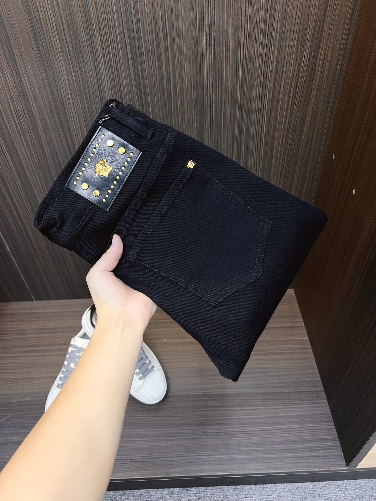 NO:572938,Versace men's denim jeans, official album and poster style!  High-grade imported denim raw color fabrics are supplied to customers, and the pure 13oz denim fabrics from Okayama, Japan are specially selected. Heavy-duty environmentally friendly plant enzyme washing process is used. The texture has a light retro color, which is quite beautiful and is very suitable for autumn and winter color matching. The fabric is soft and delicate after washing, but has strong bones and a slight stretch, providing an excellent comfortable experience. There is no damage from any technological elements throughout the body, retaining the purest tannin color!  The details throughout the body are perfect, exquisite and sophisticated. The latest leather label on the waist highlights the brand's characteristics. The hardware accessories, leather label and wiring all reflect the craftsmanship!  The silhouette is perfectly tailored and has excellent butt lift and slimming effect. It can be easily matched with any top in the wardrobe. It has wide compatibility and is suitable for various daily wear. The upper body is full of style. It is a must-have trousers for those who are obsessed with quality control and 1V!  Size 28-38 (not 35.37),,versace,jeans,alexander wang19860909范思哲 男士丹宁牛仔裤,官宣画册海报穿搭款！ 客供高级进口的丹宁原色面料,特选日本冈山纯正13oz 盎司牛仔布料,重磅环保植物酵素水洗工艺,肌理有着淡淡的复古色彩,相当漂亮,极符合秋冬的配色,面料经过水洗后柔软细腻,但筋骨感极强,且略带弹力,提供了绝佳的舒适体验,通身无任何工艺元素破坏,保留了最纯粹的丹宁本色！通身细节完美如斯,精湛且考究,最新的腰部皮标彰显了品牌特质,五金配件、皮标、走线无不体现出匠心工艺！版型剪裁完美,提臀修身效果绝佳,可轻松横扫衣橱任何的上装搭配,兼容性广泛,满足于日常各种穿搭,上身型款十足,于品质控及1V迷控者必入型裤装！ 尺码28—38（没35.37）,,versace,jeans,alexander wang,Men's clothing