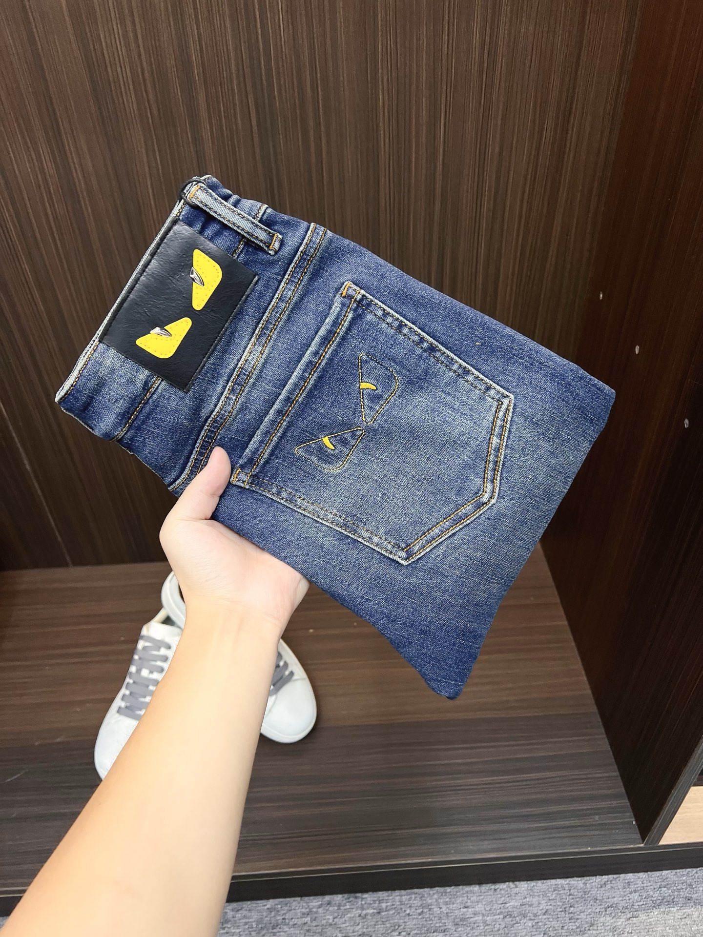 NO:572940,FENDI Fendi Men's Denim Jeans, Official Announcement Album and Poster Style!  High-grade imported denim raw color fabrics are supplied to customers, and the pure 13oz denim fabrics from Okayama, Japan are specially selected. Heavy-duty environmentally friendly plant enzyme washing process is used. The texture has a light retro color, which is quite beautiful and is very suitable for autumn and winter color matching. The fabric is soft and delicate after washing, but has strong bones and a slight stretch, providing an excellent comfortable experience. There is no damage from any technological elements throughout the body, retaining the purest tannin color!  The details throughout the body are perfect, exquisite and sophisticated. The latest leather label on the waist highlights the brand's characteristics. The hardware accessories, leather label and wiring all reflect the craftsmanship!  The silhouette is perfectly tailored and has excellent butt lift and slimming effect. It can be easily matched with any top in the wardrobe. It has wide compatibility and is suitable for various daily wear. The upper body is full of style. It is a must-have trousers for those who are obsessed with quality control and 1V!  Size 28-38 (not 35.37),,fendi,fendi,jeans,alexander wang19860909FENDI 芬迪 男士丹宁牛仔裤,官宣画册海报穿搭款！ 客供高级进口的丹宁原色面料,特选日本冈山纯正13oz 盎司牛仔布料,重磅环保植物酵素水洗工艺,肌理有着淡淡的复古色彩,相当漂亮,极符合秋冬的配色,面料经过水洗后柔软细腻,但筋骨感极强,且略带弹力,提供了绝佳的舒适体验,通身无任何工艺元素破坏,保留了最纯粹的丹宁本色！通身细节完美如斯,精湛且考究,最新的腰部皮标彰显了品牌特质,五金配件、皮标、走线无不体现出匠心工艺！版型剪裁完美,提臀修身效果绝佳,可轻松横扫衣橱任何的上装搭配,兼容性广泛,满足于日常各种穿搭,上身型款十足,于品质控及1V迷控者必入型裤装！ 尺码28—38（没35.37）,,fendi,fendi,jeans,alexander wang,Men's clothing