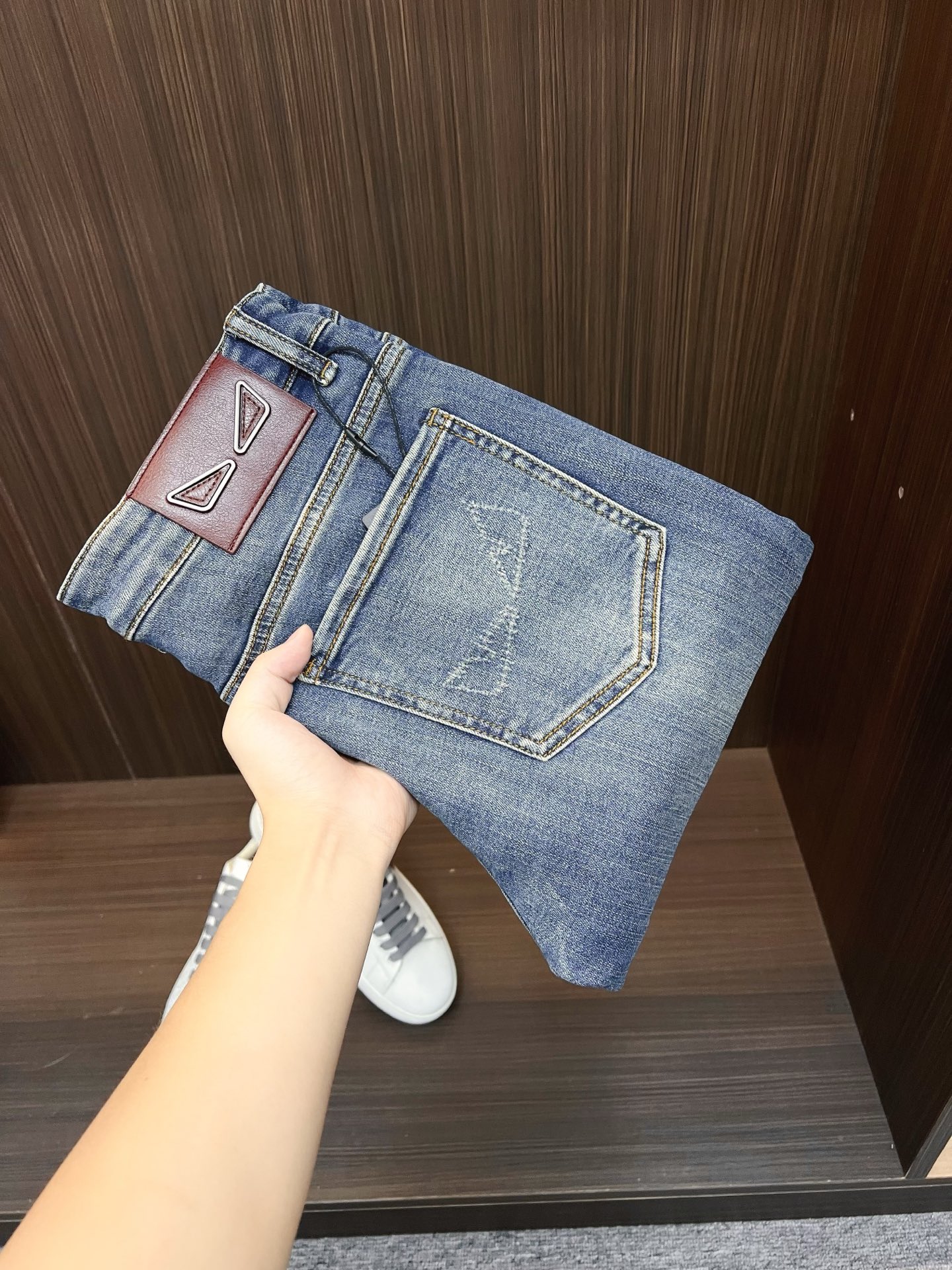 NO:572944,FENDI Fendi Men's Denim Jeans, Official Announcement Album and Poster Style!  High-grade imported denim raw color fabrics are supplied to customers, and the pure 13oz denim fabrics from Okayama, Japan are specially selected. Heavy-duty environmentally friendly plant enzyme washing process is used. The texture has a light retro color, which is quite beautiful and is very suitable for autumn and winter color matching. The fabric is soft and delicate after washing, but has strong bones and a slight stretch, providing an excellent comfortable experience. There is no damage from any technological elements throughout the body, retaining the purest tannin color!  The details throughout the body are perfect, exquisite and sophisticated. The latest leather label on the waist highlights the brand's characteristics. The hardware accessories, leather label and wiring all reflect the craftsmanship!  The silhouette is perfectly tailored and has excellent butt lift and slimming effect. It can be easily matched with any top in the wardrobe. It has wide compatibility and is suitable for various daily wear. The upper body is full of style. It is a must-have trousers for those who are obsessed with quality control and 1V!  Size 28-38 (not 35.37),,fendi,fendi,jeans,alexander wang19860909FENDI 芬迪 男士丹宁牛仔裤,官宣画册海报穿搭款！ 客供高级进口的丹宁原色面料,特选日本冈山纯正13oz 盎司牛仔布料,重磅环保植物酵素水洗工艺,肌理有着淡淡的复古色彩,相当漂亮,极符合秋冬的配色,面料经过水洗后柔软细腻,但筋骨感极强,且略带弹力,提供了绝佳的舒适体验,通身无任何工艺元素破坏,保留了最纯粹的丹宁本色！通身细节完美如斯,精湛且考究,最新的腰部皮标彰显了品牌特质,五金配件、皮标、走线无不体现出匠心工艺！版型剪裁完美,提臀修身效果绝佳,可轻松横扫衣橱任何的上装搭配,兼容性广泛,满足于日常各种穿搭,上身型款十足,于品质控及1V迷控者必入型裤装！ 尺码28—38（没35.37）,,fendi,fendi,jeans,alexander wang,Men's clothing