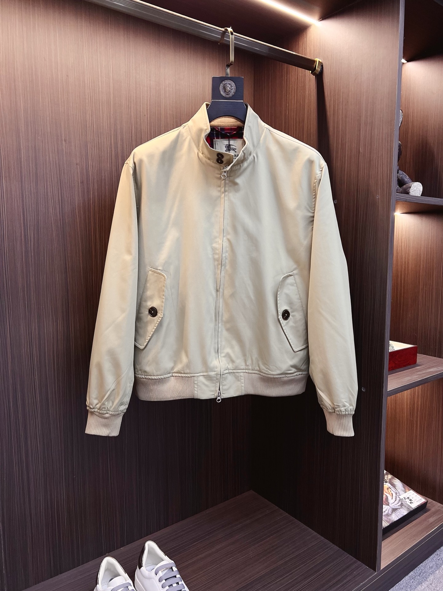 NO:573963,Burberry old money style classic men's business casual lapel jacket. A fashion with a typical Italian style. The trading company's channel products are very sophisticated in fabric selection and craftsmanship. They are low-key and luxurious, elegant and noble. Every detail proves the brand's own high-end sense. The whole body interprets the Italian minimalist, capable and outdoor functional style to the extreme. It is both solemn and harmonious, and the upper body is full of shape!  A treasure-level functional equipment that combines fashion sense and design sense to create a unique styling item, improved pilot shape design, classic stand collar design, retro and age-reducing yet very fashionable, elastic design is used on the cuffs and hem, suede fabric imported from Italy. The texture is as delicate as baby skin. It has superior stiffness, quite elegant and fashionable!  The color is light and versatile, the silhouette is neat and neat, and the upper body instantly highlights the spirit. It is full of style and can easily control various body shapes. It is a perfect jacket for business commuting and outdoor leisure. It is a piece of equipment with high practical wear and attendance rate. Size M—3XL,,burberry,burberry,jackets & coats,jackets & coats,chamois leather,alexander wang19860909Burberry 巴宝莉 老钱风 经典男士商务休闲翻领夹克外套.颇具意大利典型风格的时装,贸易公司渠道臻品 在面料选取和工艺方面都相当考究,低调且奢华,优雅且高贵,每一个细节都在力证品牌自身的高级感,通体将意式的极简、干练和户外功能性风格极致诠释,亦庄亦谐,上身型款十足！集时装感与设计感的一款宝藏级功能型装备,塑造出别具一格的造型单品,改良式的飞行员造型设计,经典的站领设计,复古减龄又非常时髦,袖口与下摆运用松紧设计,意大利客供进口麂皮面料.质感如婴儿皮肤一样细腻.挺括性优越,颇为优雅且时髦！配色轻熟百搭,版型剪裁干练利落,上身瞬间凸显出精神感,型款十足,轻松驾驭各种身型,商务通勤与户外休闲完美兼备的一款外套,属于实穿性出勤率极高的一款装备 码数M—3XL,,burberry,burberry,jackets & coats,jackets & coats,chamois leather,alexander wang,Men's clothing