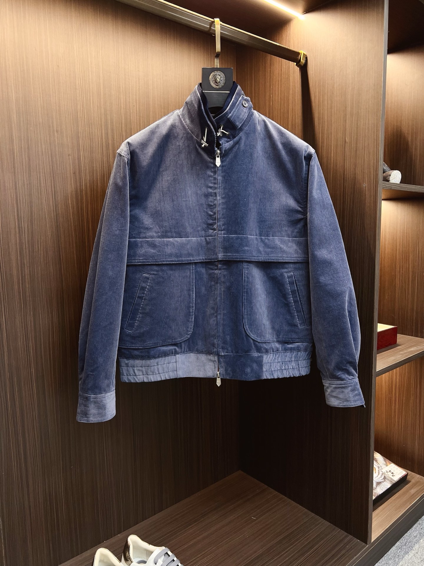 NO:573965,Ermenegildo Zegna old money style classic men's business casual lapel jacket. A fashion with a typical Italian style. The trading company's channel products are very sophisticated in terms of fabric selection and craftsmanship. They are low-key and luxurious, elegant and noble. Every detail proves the brand's own high-end sense. The whole body interprets the Italian minimalist, capable and outdoor functional style to the extreme. It is both solemn and harmonious, and the upper body is full of style!  A treasure-level functional equipment that combines fashion sense and design sense to create a unique styling item, improved pilot shape design, classic stand collar design, retro and age-reducing yet very fashionable, elastic design is used on the cuffs and hem, suede fabric imported from Italy. The texture is as delicate as baby skin. It has superior stiffness, quite elegant and fashionable!  The color is light and versatile, the silhouette is neat and neat, and the upper body instantly highlights the spirit. It is full of style and can easily control various body shapes. It is a perfect jacket for business commuting and outdoor leisure. It is a piece of equipment with extremely practical wearability and attendance rate. Size M—3XL,,zegna,jackets & coats,jackets & coats,chamois leather,alexander wang19860909杰尼亚 老钱风 经典男士商务休闲翻领夹克外套.颇具意大利典型风格的时装,贸易公司渠道臻品 在面料选取和工艺方面都相当考究,低调且奢华,优雅且高贵,每一个细节都在力证品牌自身的高级感,通体将意式的极简、干练和户外功能性风格极致诠释,亦庄亦谐,上身型款十足！集时装感与设计感的一款宝藏级功能型装备,塑造出别具一格的造型单品,改良式的飞行员造型设计,经典的站领设计,复古减龄又非常时髦,袖口与下摆运用松紧设计,意大利客供进口麂皮面料.质感如婴儿皮肤一样细腻.挺括性优越,颇为优雅且时髦！配色轻熟百搭,版型剪裁干练利落,上身瞬间凸显出精神感,型款十足,轻松驾驭各种身型,商务通勤与户外休闲完美兼备的一款外套,属于实穿性出勤率极高的一款装备 码数M—3XL,,zegna,jackets & coats,jackets & coats,chamois leather,alexander wang,Men's clothing