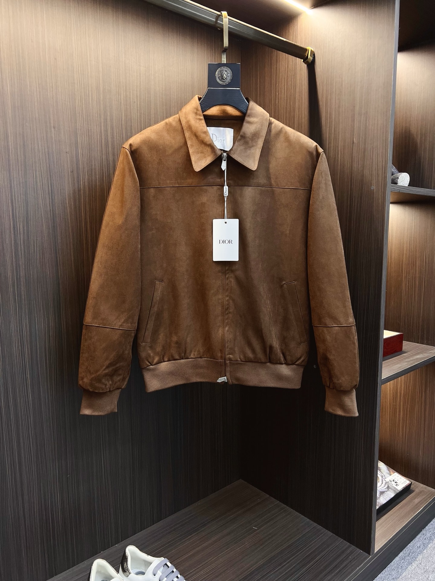 NO:573967,Dior old money style classic men's business casual lapel jacket. A fashion with a typical Italian style. The trading company channel product is very sophisticated in fabric selection and craftsmanship. It is low-key and luxurious, elegant and noble. Every detail proves the brand's own high-end sense. The whole body interprets the Italian minimalist, capable and outdoor functional style to the extreme. It is both solemn and harmonious, and the upper body is full of style!  A treasure-level functional equipment that combines fashion sense and design sense to create a unique styling item, improved pilot shape design, classic stand collar design, retro and age-reducing yet very fashionable, elastic design is used on the cuffs and hem, suede fabric imported from Italy. The texture is as delicate as baby skin. It has superior stiffness, quite elegant and fashionable!  The color is light and versatile, the silhouette is neat and neat, and the upper body instantly highlights the spirit. It is full of style and can easily control various body types. It is a perfect jacket for business commuting and outdoor leisure. It is a piece of equipment with extremely high wearability and attendance rate. Size M—3XL,, dior, dior, jackets & coats, jackets & coats, chamois leather, alexander wang19860909Dior 迪奥 老钱风 经典男士商务休闲翻领夹克外套.颇具意大利典型风格的时装,贸易公司渠道臻品 在面料选取和工艺方面都相当考究,低调且奢华,优雅且高贵,每一个细节都在力证品牌自身的高级感,通体将意式的极简、干练和户外功能性风格极致诠释,亦庄亦谐,上身型款十足！集时装感与设计感的一款宝藏级功能型装备,塑造出别具一格的造型单品,改良式的飞行员造型设计,经典的站领设计,复古减龄又非常时髦,袖口与下摆运用松紧设计,意大利客供进口麂皮面料.质感如婴儿皮肤一样细腻.挺括性优越,颇为优雅且时髦！配色轻熟百搭,版型剪裁干练利落,上身瞬间凸显出精神感,型款十足,轻松驾驭各种身型,商务通勤与户外休闲完美兼备的一款外套,属于实穿性出勤率极高的一款装备 码数M—3XL,,dior,dior,jackets & coats,jackets & coats,chamois leather,alexander wang,Men's clothing