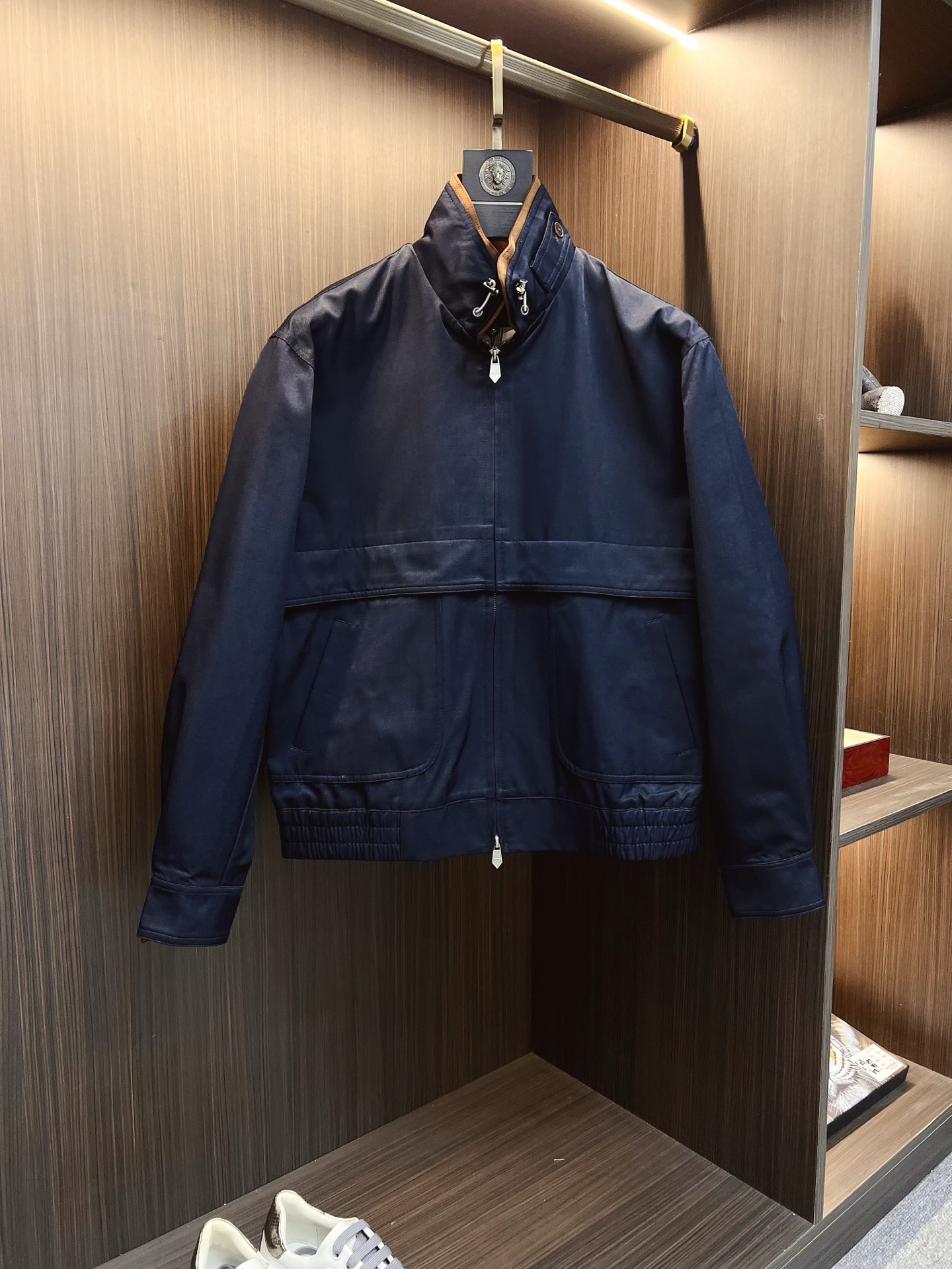 NO:573969,LP old money style classic men's business casual lapel jacket. A fashion with a typical Italian style. The trading company's channel products are very sophisticated in fabric selection and craftsmanship. It is low-key and luxurious, elegant and noble. Every detail proves the brand's own high-end sense. The whole body interprets the Italian minimalist, capable and outdoor functional style to the extreme. It is both solemn and harmonious, and the upper body is full of style!  A treasure-level functional equipment that combines fashion sense and design sense to create a unique styling item, improved pilot shape design, classic stand collar design, retro and age-reducing yet very fashionable, elastic design is used on the cuffs and hem, suede fabric imported from Italy. The texture is as delicate as baby skin. It has superior stiffness, quite elegant and fashionable!  The color is light and versatile, the silhouette is neat and clean, and the upper body instantly highlights the spirit. It is full of style and can easily control various body shapes. It is a perfect jacket for business commuting and outdoor leisure. It is a piece of equipment with high practical wear and attendance rate. Size M—3XL,,loro piana,jackets & coats,jackets & coats,chamois leather,alexander wang19860909LP 老钱风 经典男士商务休闲翻领夹克外套.颇具意大利典型风格的时装,贸易公司渠道臻品 在面料选取和工艺方面都相当考究,低调且奢华,优雅且高贵,每一个细节都在力证品牌自身的高级感,通体将意式的极简、干练和户外功能性风格极致诠释,亦庄亦谐,上身型款十足！集时装感与设计感的一款宝藏级功能型装备,塑造出别具一格的造型单品,改良式的飞行员造型设计,经典的站领设计,复古减龄又非常时髦,袖口与下摆运用松紧设计,意大利客供进口麂皮面料.质感如婴儿皮肤一样细腻.挺括性优越,颇为优雅且时髦！配色轻熟百搭,版型剪裁干练利落,上身瞬间凸显出精神感,型款十足,轻松驾驭各种身型,商务通勤与户外休闲完美兼备的一款外套,属于实穿性出勤率极高的一款装备 码数M—3XL,,loro piana,jackets & coats,jackets & coats,chamois leather,alexander wang,Men's clothing