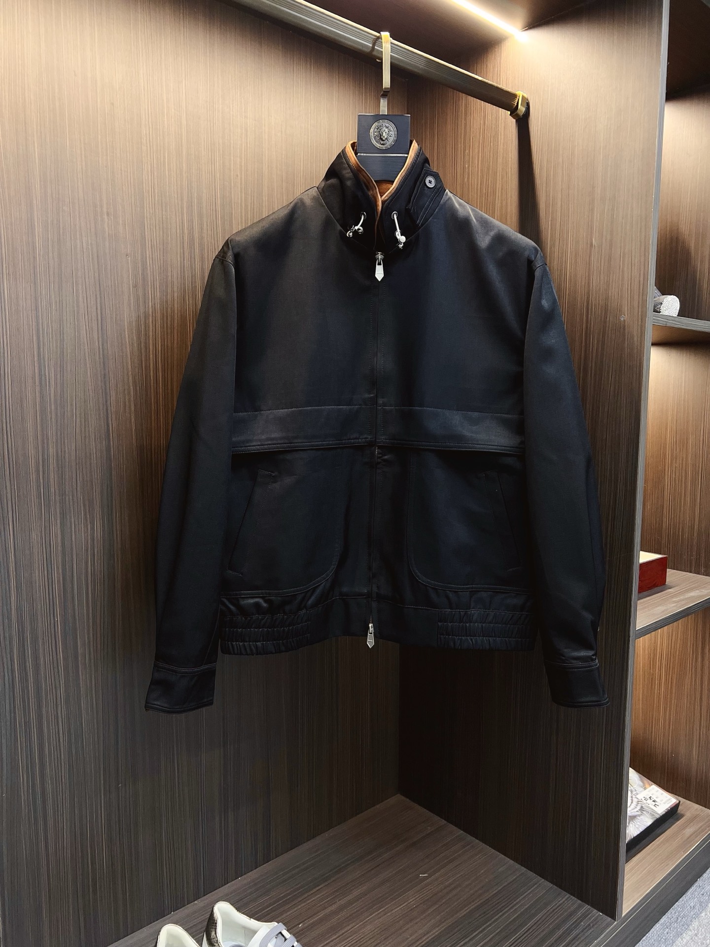 NO:573957,LP old money style classic men's business casual lapel jacket. A fashion with a typical Italian style. The trading company's channel products are very sophisticated in fabric selection and craftsmanship. It is low-key and luxurious, elegant and noble. Every detail proves the brand's own high-end sense. The whole body interprets the Italian minimalist, capable and outdoor functional style to the extreme. It is both solemn and harmonious, and the upper body is full of style!  A treasure-level functional equipment that combines fashion sense and design sense to create a unique styling item, improved pilot shape design, classic stand collar design, retro and age-reducing yet very fashionable, elastic design is used on the cuffs and hem, suede fabric imported from Italy. The texture is as delicate as baby skin. It has superior stiffness, quite elegant and fashionable!  The color is light and versatile, the silhouette is neat and neat, and the upper body instantly highlights the spirit. It is full of style and can easily control various body shapes. It is a perfect jacket for business commuting and outdoor leisure. It is a piece of equipment with high practical wear and attendance rate. Size M—3XL,,loro piana,jackets & coats,jackets & coats,chamois leather,alexander wang19860909LP 老钱风 经典男士商务休闲翻领夹克外套.颇具意大利典型风格的时装,贸易公司渠道臻品 在面料选取和工艺方面都相当考究,低调且奢华,优雅且高贵,每一个细节都在力证品牌自身的高级感,通体将意式的极简、干练和户外功能性风格极致诠释,亦庄亦谐,上身型款十足！集时装感与设计感的一款宝藏级功能型装备,塑造出别具一格的造型单品,改良式的飞行员造型设计,经典的站领设计,复古减龄又非常时髦,袖口与下摆运用松紧设计,意大利客供进口麂皮面料.质感如婴儿皮肤一样细腻.挺括性优越,颇为优雅且时髦！配色轻熟百搭,版型剪裁干练利落,上身瞬间凸显出精神感,型款十足,轻松驾驭各种身型,商务通勤与户外休闲完美兼备的一款外套,属于实穿性出勤率极高的一款装备 码数M—3XL,,loro piana,jackets & coats,jackets & coats,chamois leather,alexander wang,Men's clothing