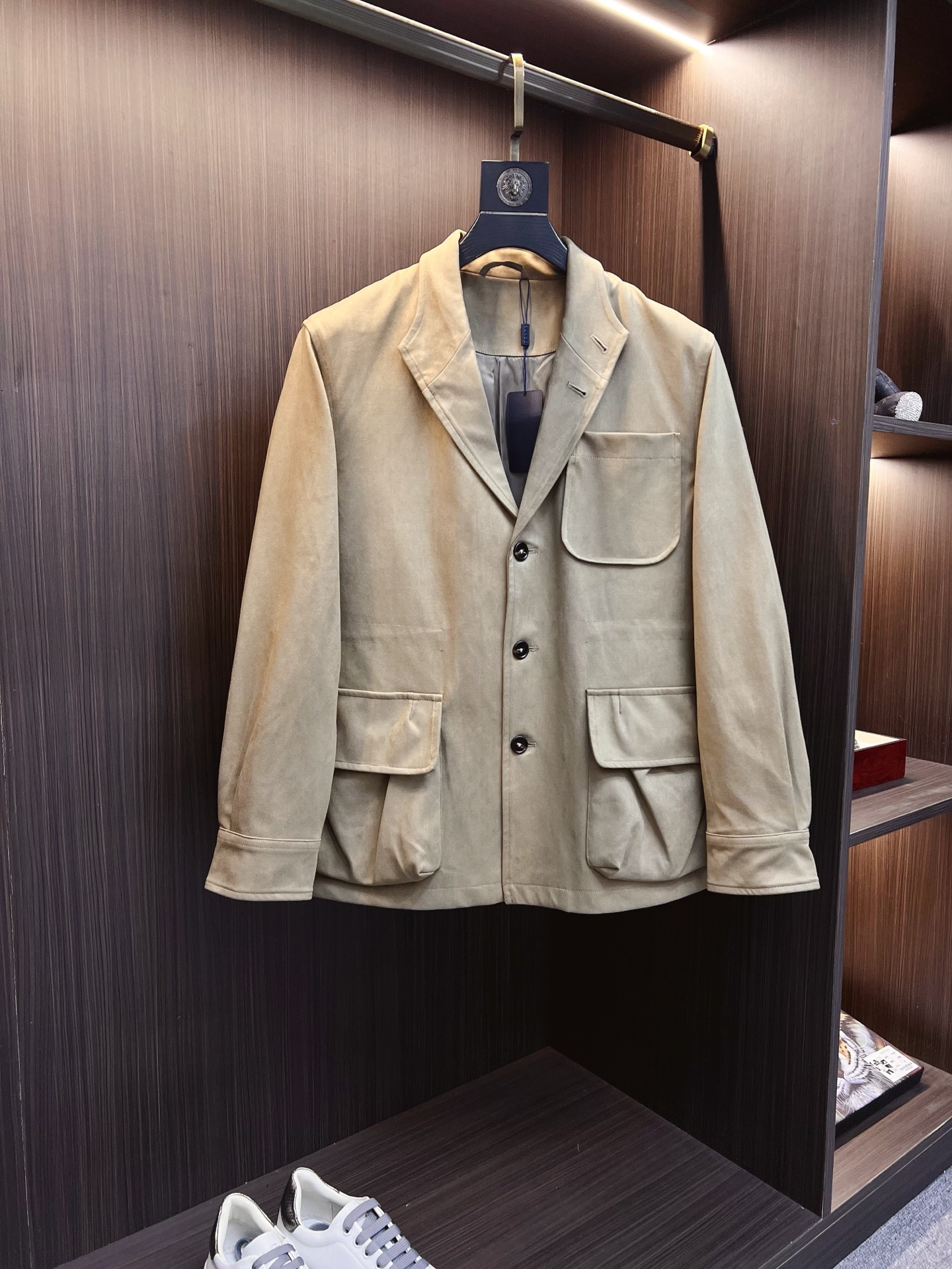 NO:573959,PRADA old money style classic men's business casual lapel jacket. A fashion with a typical Italian style. The trading company's channel products are very sophisticated in fabric selection and craftsmanship. They are low-key and luxurious, elegant and noble. Every detail proves the brand's own high-end sense. The whole body interprets the Italian minimalist, capable and outdoor functional style to the extreme. It is both solemn and harmonious, and the upper body is full of shape!  A treasure-level functional equipment that combines fashion sense and design sense to create a unique styling item, improved pilot shape design, classic stand collar design, retro and age-reducing yet very fashionable, elastic design is used on the cuffs and hem, suede fabric imported from Italy. The texture is as delicate as baby skin. It has superior stiffness, quite elegant and fashionable!  The color is light and versatile, the silhouette is neat and neat, and the upper body instantly highlights the spirit. It is full of style and can easily control various body shapes. It is a perfect jacket for business commuting and outdoor leisure. It is a piece of equipment with extremely high wearability and attendance rate. Size M—3XL,, prada, prada, jackets & coats, jackets & coats, chamois leather, alexander wang19860909PRADA 普拉达 老钱风 经典男士商务休闲翻领夹克外套.颇具意大利典型风格的时装,贸易公司渠道臻品 在面料选取和工艺方面都相当考究,低调且奢华,优雅且高贵,每一个细节都在力证品牌自身的高级感,通体将意式的极简、干练和户外功能性风格极致诠释,亦庄亦谐,上身型款十足！集时装感与设计感的一款宝藏级功能型装备,塑造出别具一格的造型单品,改良式的飞行员造型设计,经典的站领设计,复古减龄又非常时髦,袖口与下摆运用松紧设计,意大利客供进口麂皮面料.质感如婴儿皮肤一样细腻.挺括性优越,颇为优雅且时髦！配色轻熟百搭,版型剪裁干练利落,上身瞬间凸显出精神感,型款十足,轻松驾驭各种身型,商务通勤与户外休闲完美兼备的一款外套,属于实穿性出勤率极高的一款装备 码数M—3XL,,prada,prada,jackets & coats,jackets & coats,chamois leather,alexander wang,Men's clothing