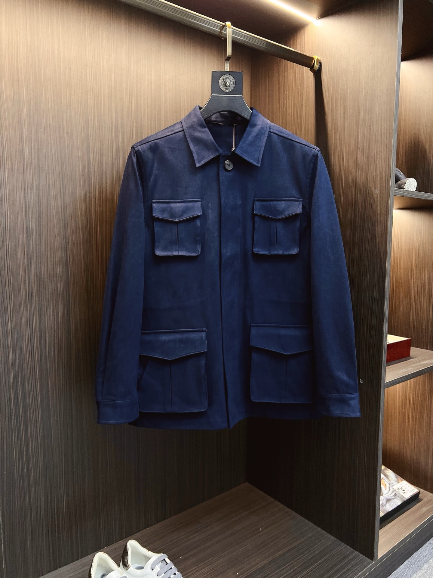 NO:573961,LP old money style classic men's business casual lapel jacket. A fashion with a typical Italian style. The trading company's channel products are very sophisticated in fabric selection and craftsmanship. It is low-key and luxurious, elegant and noble. Every detail proves the brand's own high-end sense. The whole body interprets the Italian minimalist, capable and outdoor functional style to the extreme. It is both solemn and harmonious, and the upper body is full of style!  A treasure-level functional equipment that combines fashion sense and design sense to create a unique styling item, improved pilot shape design, classic stand collar design, retro and age-reducing yet very fashionable, elastic design is used on the cuffs and hem, suede fabric imported from Italy. The texture is as delicate as baby skin. It has superior stiffness, quite elegant and fashionable!  The color is light and versatile, the silhouette is neat and neat, and the upper body instantly highlights the spirit. It is full of style and can easily control various body shapes. It is a perfect jacket for business commuting and outdoor leisure. It is a piece of equipment with high practical wear and attendance rate. Size M—3XL,,loro piana,jackets & coats,jackets & coats,chamois leather,alexander wang19860909LP 老钱风 经典男士商务休闲翻领夹克外套.颇具意大利典型风格的时装,贸易公司渠道臻品 在面料选取和工艺方面都相当考究,低调且奢华,优雅且高贵,每一个细节都在力证品牌自身的高级感,通体将意式的极简、干练和户外功能性风格极致诠释,亦庄亦谐,上身型款十足！集时装感与设计感的一款宝藏级功能型装备,塑造出别具一格的造型单品,改良式的飞行员造型设计,经典的站领设计,复古减龄又非常时髦,袖口与下摆运用松紧设计,意大利客供进口麂皮面料.质感如婴儿皮肤一样细腻.挺括性优越,颇为优雅且时髦！配色轻熟百搭,版型剪裁干练利落,上身瞬间凸显出精神感,型款十足,轻松驾驭各种身型,商务通勤与户外休闲完美兼备的一款外套,属于实穿性出勤率极高的一款装备 码数M—3XL,,loro piana,jackets & coats,jackets & coats,chamois leather,alexander wang,Men's clothing