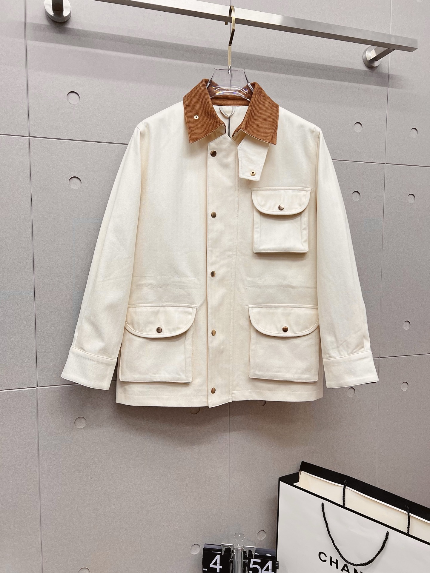 NO:682487,Ermenegildo Zegna old money style classic men's business casual lapel jacket. A fashion with a typical Italian style. The trading company's channel products are very sophisticated in terms of fabric selection and craftsmanship. They are low-key and luxurious, elegant and noble. Every detail proves the brand's own high-end sense. The whole body interprets the Italian minimalist, capable and outdoor functional style to the extreme. It is both solemn and harmonious, and the upper body is full of style!  A treasure-level functional equipment that combines fashion sense and design sense to create a unique styling item, improved pilot shape design, classic stand collar design, retro and age-reducing yet very fashionable, elastic design is used on the cuffs and hem, suede fabric imported from Italy. The texture is as delicate as baby skin. It has superior stiffness, quite elegant and fashionable!  The color is light and versatile, the silhouette is neat and clean, and the upper body instantly highlights the spirit. It is full of style and can easily control various body shapes. It is a perfect combination of business commuting and outdoor leisure. It is a piece of equipment with extremely high wearability and attendance rate. Size M—3XL,,zegna,jackets & coats,jackets & coats,chamois leather,19860909杰尼亚 老钱风 经典男士商务休闲翻领夹克外套.颇具意大利典型风格的时装,贸易公司渠道臻品 在面料选取和工艺方面都相当考究,低调且奢华,优雅且高贵,每一个细节都在力证品牌自身的高级感,通体将意式的极简、干练和户外功能性风格极致诠释,亦庄亦谐,上身型款十足！集时装感与设计感的一款宝藏级功能型装备,塑造出别具一格的造型单品,改良式的飞行员造型设计,经典的站领设计,复古减龄又非常时髦,袖口与下摆运用松紧设计,意大利客供进口麂皮面料.质感如婴儿皮肤一样细腻.挺括性优越,颇为优雅且时髦！配色轻熟百搭,版型剪裁干练利落,上身瞬间凸显出精神感,型款十足,轻松驾驭各种身型,商务通勤与户外休闲完美兼备的一款外套,属于实穿性出勤率极高的一款装备 码数M—3XL,,zegna,jackets & coats,jackets & coats,chamois leather,,Men's clothing