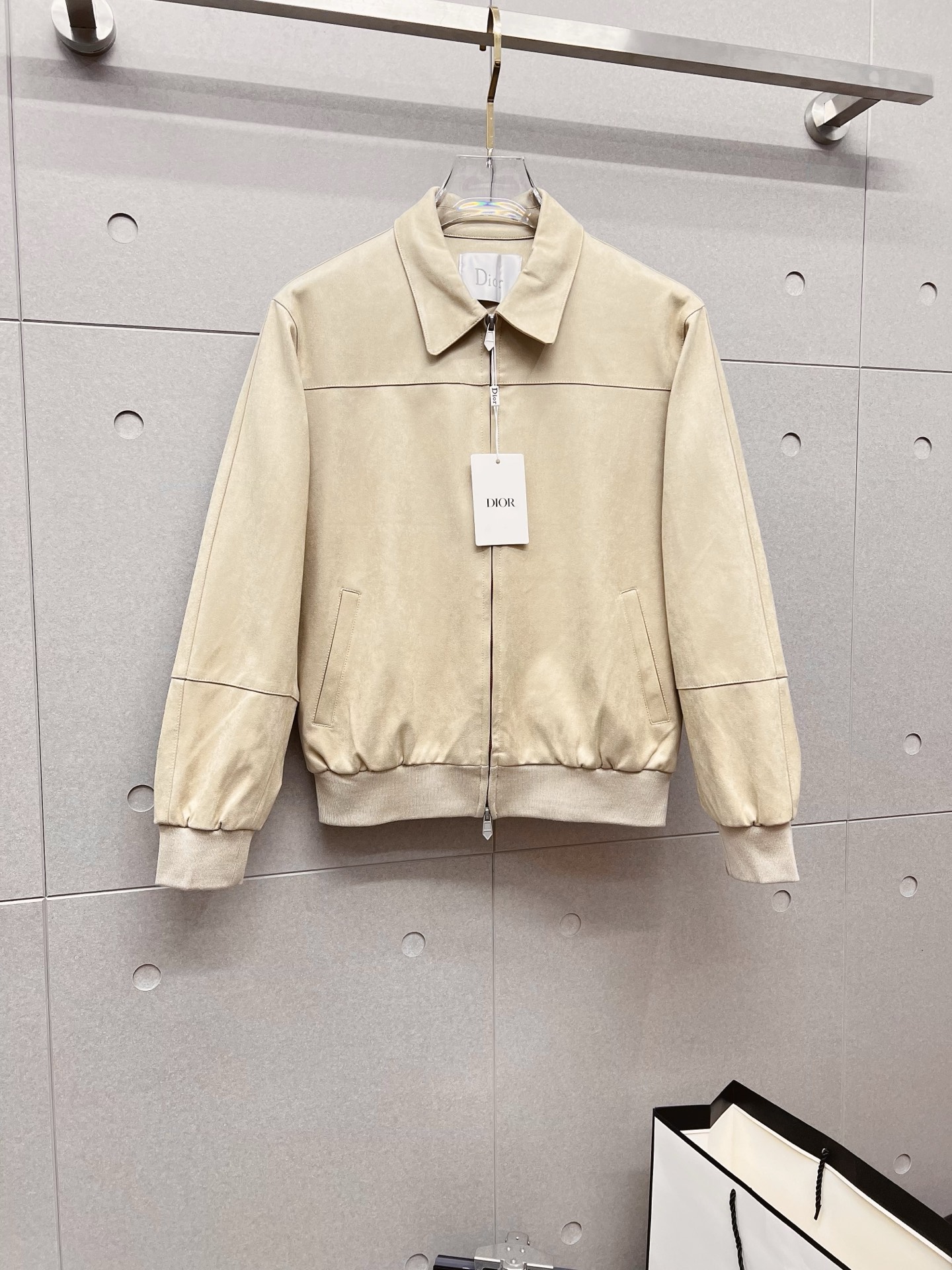 NO:682527,Dior old money style classic men's business casual lapel jacket. A fashion with a typical Italian style. The trading company channel product is very sophisticated in fabric selection and craftsmanship. It is low-key and luxurious, elegant and noble. Every detail proves the brand's own high-end sense. The whole body interprets the Italian minimalist, capable and outdoor functional style to the extreme. It is both solemn and harmonious, and the upper body is full of style!  A treasure-level functional equipment that combines fashion sense and design sense to create a unique styling item, improved pilot shape design, classic stand collar design, retro and age-reducing yet very fashionable, elastic design is used on the cuffs and hem, suede fabric imported from Italy. The texture is as delicate as baby skin. It has superior stiffness, quite elegant and fashionable!  The color is light and versatile, the cut is smart and neat, and the upper body instantly highlights the spirit. It is full of style and can easily control various body shapes. It is a perfect jacket for business commuting and outdoor leisure. It is a piece of equipment with extremely high wearability and attendance rate. Size M—3XL,, dior, dior, jackets & coats, jackets & coats, chamois leather,19860909Dior 迪奥 老钱风 经典男士商务休闲翻领夹克外套.颇具意大利典型风格的时装,贸易公司渠道臻品 在面料选取和工艺方面都相当考究,低调且奢华,优雅且高贵,每一个细节都在力证品牌自身的高级感,通体将意式的极简、干练和户外功能性风格极致诠释,亦庄亦谐,上身型款十足！集时装感与设计感的一款宝藏级功能型装备,塑造出别具一格的造型单品,改良式的飞行员造型设计,经典的站领设计,复古减龄又非常时髦,袖口与下摆运用松紧设计,意大利客供进口麂皮面料.质感如婴儿皮肤一样细腻.挺括性优越,颇为优雅且时髦！配色轻熟百搭,版型剪裁干练利落,上身瞬间凸显出精神感,型款十足,轻松驾驭各种身型,商务通勤与户外休闲完美兼备的一款外套,属于实穿性出勤率极高的一款装备 码数M—3XL,,dior,dior,jackets & coats,jackets & coats,chamois leather,,Men's clothing