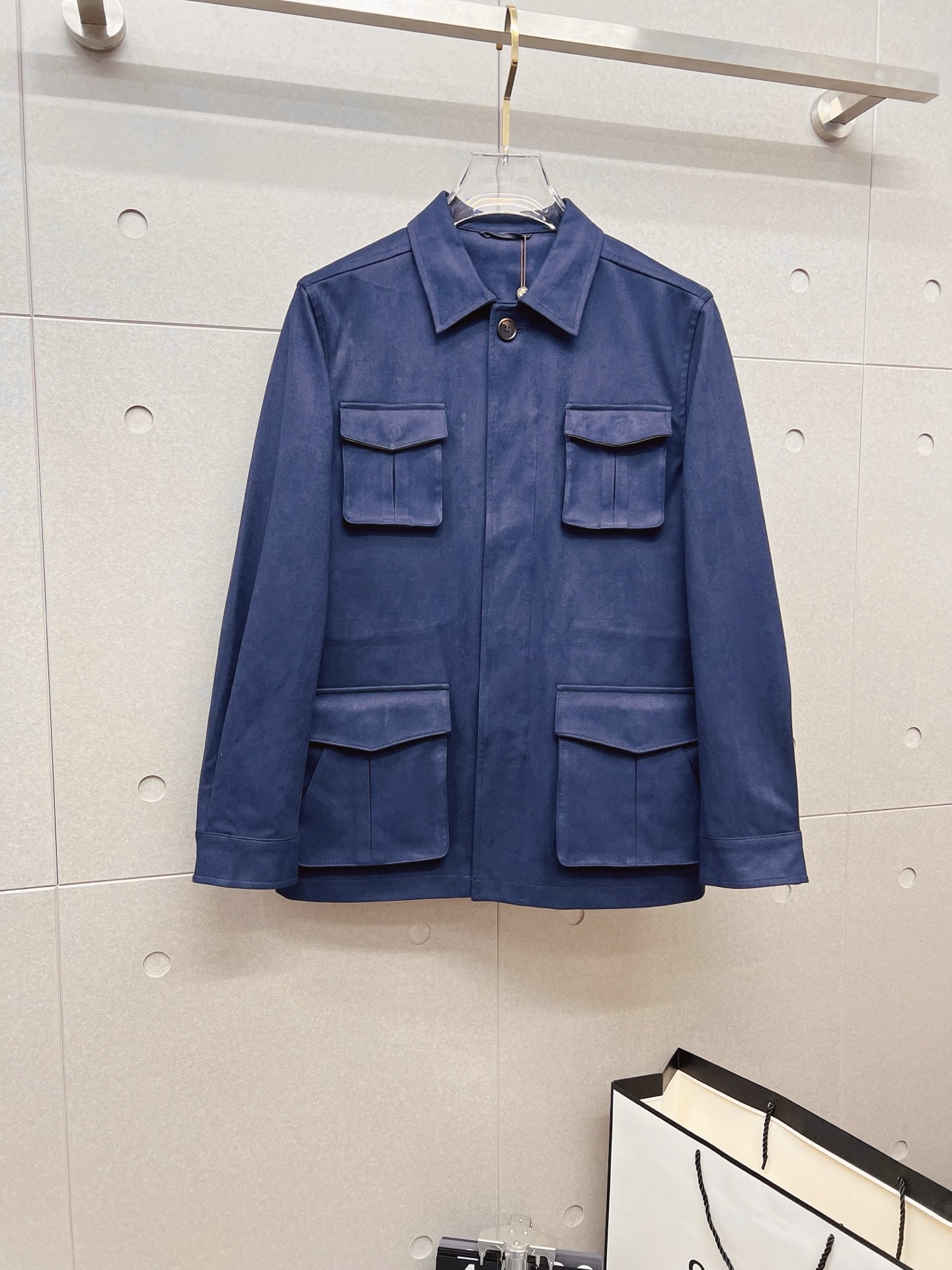 NO:682482,LP old money style classic men's business casual lapel jacket. A fashion with a typical Italian style. The trading company's channel products are very sophisticated in fabric selection and craftsmanship. It is low-key and luxurious, elegant and noble. Every detail proves the brand's own high-end sense. The whole body interprets the Italian minimalist, capable and outdoor functional style to the extreme. It is both solemn and harmonious, and the upper body is full of style!  A treasure-level functional equipment that combines fashion sense and design sense to create a unique styling item, improved pilot shape design, classic stand collar design, retro and age-reducing yet very fashionable, elastic design is used on the cuffs and hem, suede fabric imported from Italy. The texture is as delicate as baby skin. It has superior stiffness, quite elegant and fashionable!  The color is light and versatile, the cut is smart and neat, and the upper body instantly highlights the spirit. It is full of style and can easily control various body shapes. It is a perfect jacket for business commuting and outdoor leisure. It is a practical piece of equipment with high attendance rate. Size M—3XL,,loro piana,jackets & coats,jackets & coats,chamois leather,19860909LP 老钱风 经典男士商务休闲翻领夹克外套.颇具意大利典型风格的时装,贸易公司渠道臻品 在面料选取和工艺方面都相当考究,低调且奢华,优雅且高贵,每一个细节都在力证品牌自身的高级感,通体将意式的极简、干练和户外功能性风格极致诠释,亦庄亦谐,上身型款十足！集时装感与设计感的一款宝藏级功能型装备,塑造出别具一格的造型单品,改良式的飞行员造型设计,经典的站领设计,复古减龄又非常时髦,袖口与下摆运用松紧设计,意大利客供进口麂皮面料.质感如婴儿皮肤一样细腻.挺括性优越,颇为优雅且时髦！配色轻熟百搭,版型剪裁干练利落,上身瞬间凸显出精神感,型款十足,轻松驾驭各种身型,商务通勤与户外休闲完美兼备的一款外套,属于实穿性出勤率极高的一款装备 码数M—3XL,,loro piana,jackets & coats,jackets & coats,chamois leather,,Men's clothing