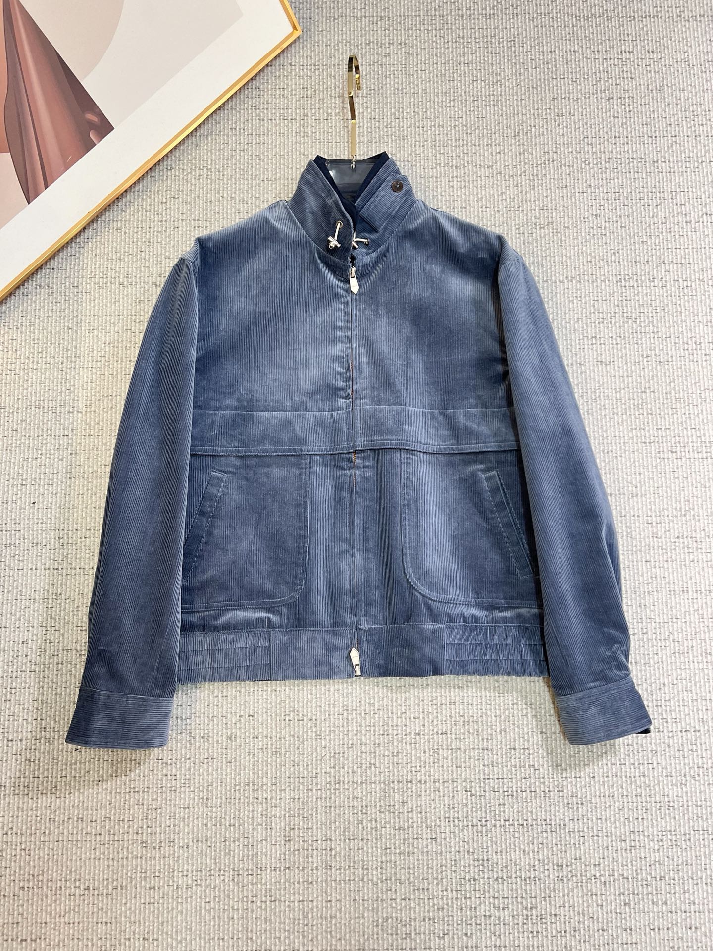 NO:569207,Ermenegildo Zegna old money style classic men's business casual station collar jacket. A fashion with a typical Italian style, the trading company's channel products are very sophisticated in terms of fabric selection and craftsmanship, low-key and luxurious, elegant and noble. Every detail proves the brand's own high-end sense. The whole body interprets the Italian minimalist, capable and outdoor functional style to the extreme, both solemn and harmonious, and the upper body is full of shape!  A treasure-level functional equipment that combines fashion sense and design sense to create a unique styling item, improved pilot shape design, classic stand collar design, retro and age-reducing yet very fashionable, elastic design is used on the cuffs and hem, suede fabric imported from Italy. The texture is as delicate as baby skin. It has superior stiffness, quite elegant and fashionable!  The color is light and versatile, the silhouette is neat and neat, and the upper body instantly highlights the spirit. It is full of style and can easily control various body shapes. It is a perfect jacket for business commuting and outdoor leisure. It is a piece of equipment with extremely practical wearability and attendance rate. Size M—3XL,,zegna,jackets & coats,jackets & coats,chamois leather,alexander wang19860909杰尼亚 老钱风 经典男士商务休闲小站领夹克外套.颇具意大利典型风格的时装,贸易公司渠道臻品 在面料选取和工艺方面都相当考究,低调且奢华,优雅且高贵,每一个细节都在力证品牌自身的高级感,通体将意式的极简、干练和户外功能性风格极致诠释,亦庄亦谐,上身型款十足！集时装感与设计感的一款宝藏级功能型装备,塑造出别具一格的造型单品,改良式的飞行员造型设计,经典的站领设计,复古减龄又非常时髦,袖口与下摆运用松紧设计,意大利客供进口麂皮面料.质感如婴儿皮肤一样细腻.挺括性优越,颇为优雅且时髦！配色轻熟百搭,版型剪裁干练利落,上身瞬间凸显出精神感,型款十足,轻松驾驭各种身型,商务通勤与户外休闲完美兼备的一款外套,属于实穿性出勤率极高的一款装备 码数M—3XL,,zegna,jackets & coats,jackets & coats,chamois leather,alexander wang,Men's clothing