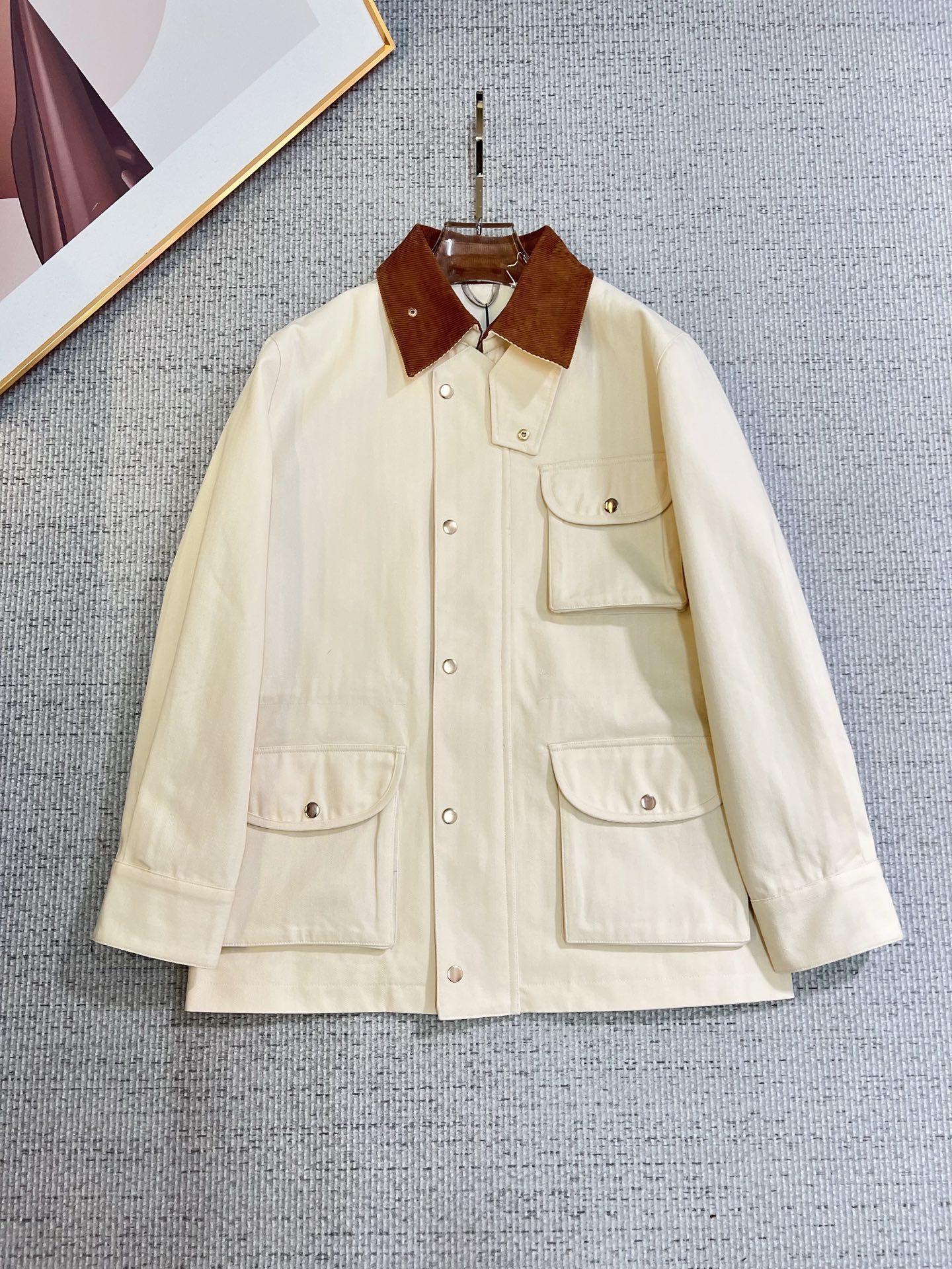 NO:569212,Ermenegildo Zegna old money style classic men's business casual lapel jacket. A fashion with a typical Italian style. The trading company's channel products are very sophisticated in terms of fabric selection and craftsmanship. They are low-key and luxurious, elegant and noble. Every detail proves the brand's own high-end sense. The whole body interprets the Italian minimalist, capable and outdoor functional style to the extreme. It is both solemn and harmonious, and the upper body is full of style!  A treasure-level functional equipment that combines fashion sense and design sense to create a unique styling item, improved pilot shape design, classic stand collar design, retro and age-reducing yet very fashionable, elastic design is used on the cuffs and hem, suede fabric imported from Italy. The texture is as delicate as baby skin. It has superior stiffness, quite elegant and fashionable!  The color is light and versatile, the silhouette is neat and neat, and the upper body instantly highlights the spirit. It is full of style and can easily control various body shapes. It is a perfect jacket for business commuting and outdoor leisure. It is a piece of equipment with extremely practical wearability and attendance rate. Size M—3XL,,zegna,jackets & coats,jackets & coats,chamois leather,alexander wang19860909杰尼亚 老钱风 经典男士商务休闲翻领夹克外套.颇具意大利典型风格的时装,贸易公司渠道臻品 在面料选取和工艺方面都相当考究,低调且奢华,优雅且高贵,每一个细节都在力证品牌自身的高级感,通体将意式的极简、干练和户外功能性风格极致诠释,亦庄亦谐,上身型款十足！集时装感与设计感的一款宝藏级功能型装备,塑造出别具一格的造型单品,改良式的飞行员造型设计,经典的站领设计,复古减龄又非常时髦,袖口与下摆运用松紧设计,意大利客供进口麂皮面料.质感如婴儿皮肤一样细腻.挺括性优越,颇为优雅且时髦！配色轻熟百搭,版型剪裁干练利落,上身瞬间凸显出精神感,型款十足,轻松驾驭各种身型,商务通勤与户外休闲完美兼备的一款外套,属于实穿性出勤率极高的一款装备 码数M—3XL,,zegna,jackets & coats,jackets & coats,chamois leather,alexander wang,Men's clothing