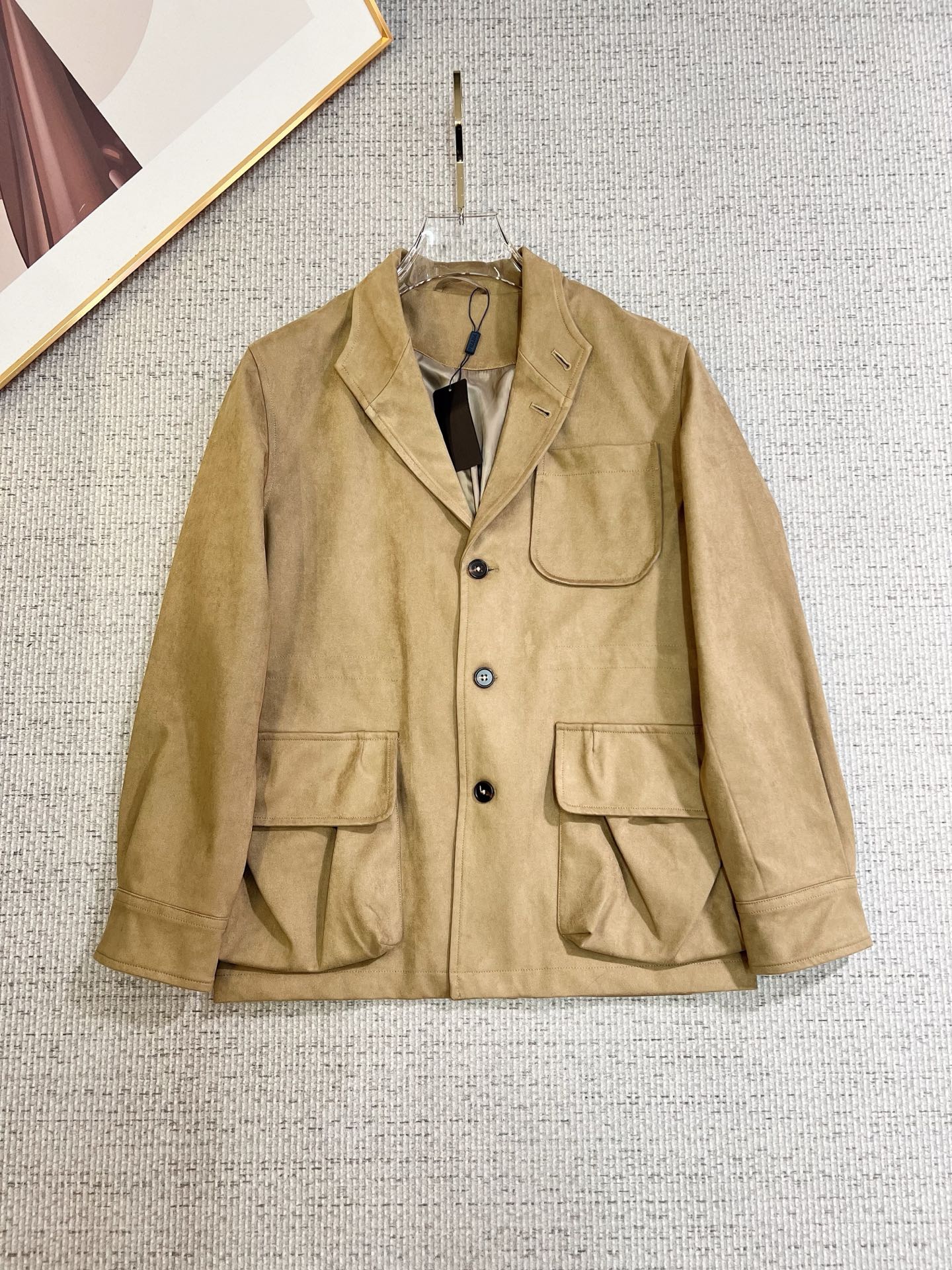 NO:569227,PRADA Old Money Style Classic Men's Business Casual Suit Collar Jacket. A fashion with a typical Italian style. The product is obtained through trading company channels. It is very sophisticated in fabric selection and craftsmanship. It is low-key and luxurious, elegant and noble. Every detail is a testament to the brand's own high-end sense. The whole body interprets the Italian minimalist, capable and outdoor functional style to the extreme. It is both solemn and harmonious, and the upper body is full of style!  A treasure-level functional equipment that combines fashion sense and design sense to create a unique styling item, improved pilot shape design, classic stand collar design, retro and age-reducing yet very fashionable, elastic design is used on the cuffs and hem, suede fabric imported from Italy. The texture is as delicate as baby skin. It has superior stiffness, quite elegant and fashionable!  The color is light and versatile, the silhouette is neat and clean, and the upper body instantly highlights the spirit. It is full of style and can easily control various body shapes. It is a perfect combination of business commuting and outdoor leisure. It is a piece of equipment with extremely high wearability and attendance rate. Size M—3XL,, prada, prada, jackets & coats, business suit, chamois leather, alexander wang19860909PRADA 普拉达 老钱风 经典男士商务休闲西装领外套.颇具意大利典型风格的时装,贸易公司渠道臻品 在面料选取和工艺方面都相当考究,低调且奢华,优雅且高贵,每一个细节都在力证品牌自身的高级感,通体将意式的极简、干练和户外功能性风格极致诠释,亦庄亦谐,上身型款十足！集时装感与设计感的一款宝藏级功能型装备,塑造出别具一格的造型单品,改良式的飞行员造型设计,经典的站领设计,复古减龄又非常时髦,袖口与下摆运用松紧设计,意大利客供进口麂皮面料.质感如婴儿皮肤一样细腻.挺括性优越,颇为优雅且时髦！配色轻熟百搭,版型剪裁干练利落,上身瞬间凸显出精神感,型款十足,轻松驾驭各种身型,商务通勤与户外休闲完美兼备的一款外套,属于实穿性出勤率极高的一款装备 码数M—3XL,,prada,prada,jackets & coats,business suit,chamois leather,alexander wang,Men's clothing