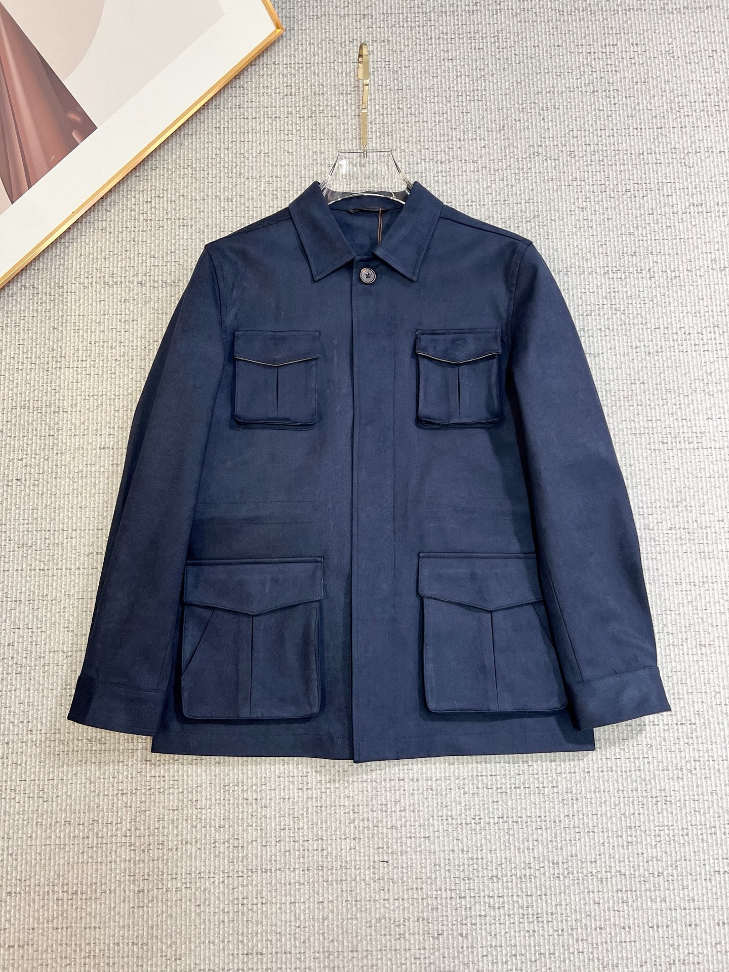 NO:569231,LP old money style classic men's business casual lapel jacket. A fashion with a typical Italian style. The trading company's channel products are very sophisticated in fabric selection and craftsmanship. It is low-key and luxurious, elegant and noble. Every detail proves the brand's own high-end sense. The whole body interprets the Italian minimalist, capable and outdoor functional style to the extreme. It is both solemn and harmonious, and the upper body is full of style!  A treasure-level functional equipment that combines fashion sense and design sense to create a unique styling item, improved pilot shape design, classic stand collar design, retro and age-reducing yet very fashionable, elastic design is used on the cuffs and hem, suede fabric imported from Italy. The texture is as delicate as baby skin. It has superior stiffness, quite elegant and fashionable!  The color is light and versatile, the silhouette is neat and clean, and the upper body instantly highlights the spirit. It is full of style and can easily control various body shapes. It is a perfect jacket for business commuting and outdoor leisure. It is a piece of equipment with high practical wear and attendance rate. Size M—3XL,,loro piana,jackets & coats,jackets & coats,chamois leather,alexander wang19860909LP 老钱风 经典男士商务休闲翻领夹克外套.颇具意大利典型风格的时装,贸易公司渠道臻品 在面料选取和工艺方面都相当考究,低调且奢华,优雅且高贵,每一个细节都在力证品牌自身的高级感,通体将意式的极简、干练和户外功能性风格极致诠释,亦庄亦谐,上身型款十足！集时装感与设计感的一款宝藏级功能型装备,塑造出别具一格的造型单品,改良式的飞行员造型设计,经典的站领设计,复古减龄又非常时髦,袖口与下摆运用松紧设计,意大利客供进口麂皮面料.质感如婴儿皮肤一样细腻.挺括性优越,颇为优雅且时髦！配色轻熟百搭,版型剪裁干练利落,上身瞬间凸显出精神感,型款十足,轻松驾驭各种身型,商务通勤与户外休闲完美兼备的一款外套,属于实穿性出勤率极高的一款装备 码数M—3XL,,loro piana,jackets & coats,jackets & coats,chamois leather,alexander wang,Men's clothing