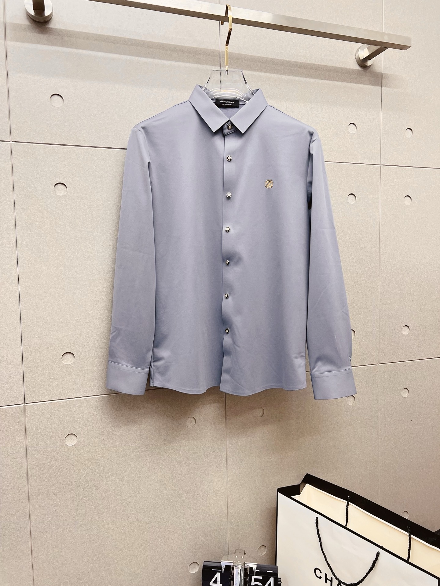 NO:572903,'Emenia Ermenegildo Zegna' original order. Hot item is coming. 2025ss official website new long-sleeved shirt, exquisite embroidered logo high-end version, counter customized fabric. High breathability and comfort, precision production, perfect detail processing, brand element design concept, reflecting high quality. It feels delicate and soft!  It presents a casual cut and the upper body shape is awesome!  Size M-3XL,,zegna,shirts,alexander wang19860909《杰尼亚》 原单货. 爆款来袭 2025ss官网新款长袖 衬衫 衬衣,精美刺绣Logo 高端版本,专柜定制面料 透气舒适度高,精工制作,细节处理完美无可挑剔,品牌元素设计理念,体现高品质.手感细腻柔软！呈现休闲裁剪,上身版型超赞！码数M-3XL,,zegna,shirts,alexander wang,Men's clothing